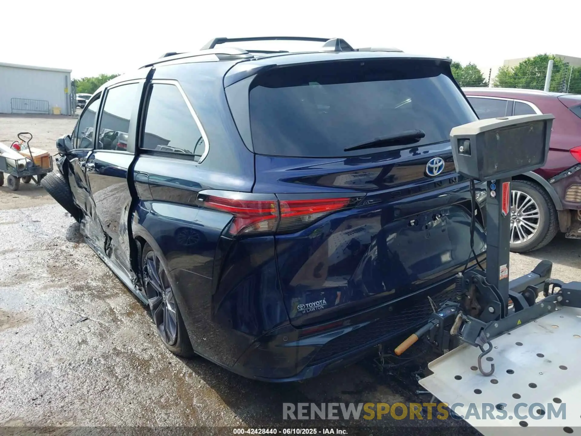 3 Photograph of a damaged car 5TDDRKEC9MS045558 TOYOTA SIENNA 2021
