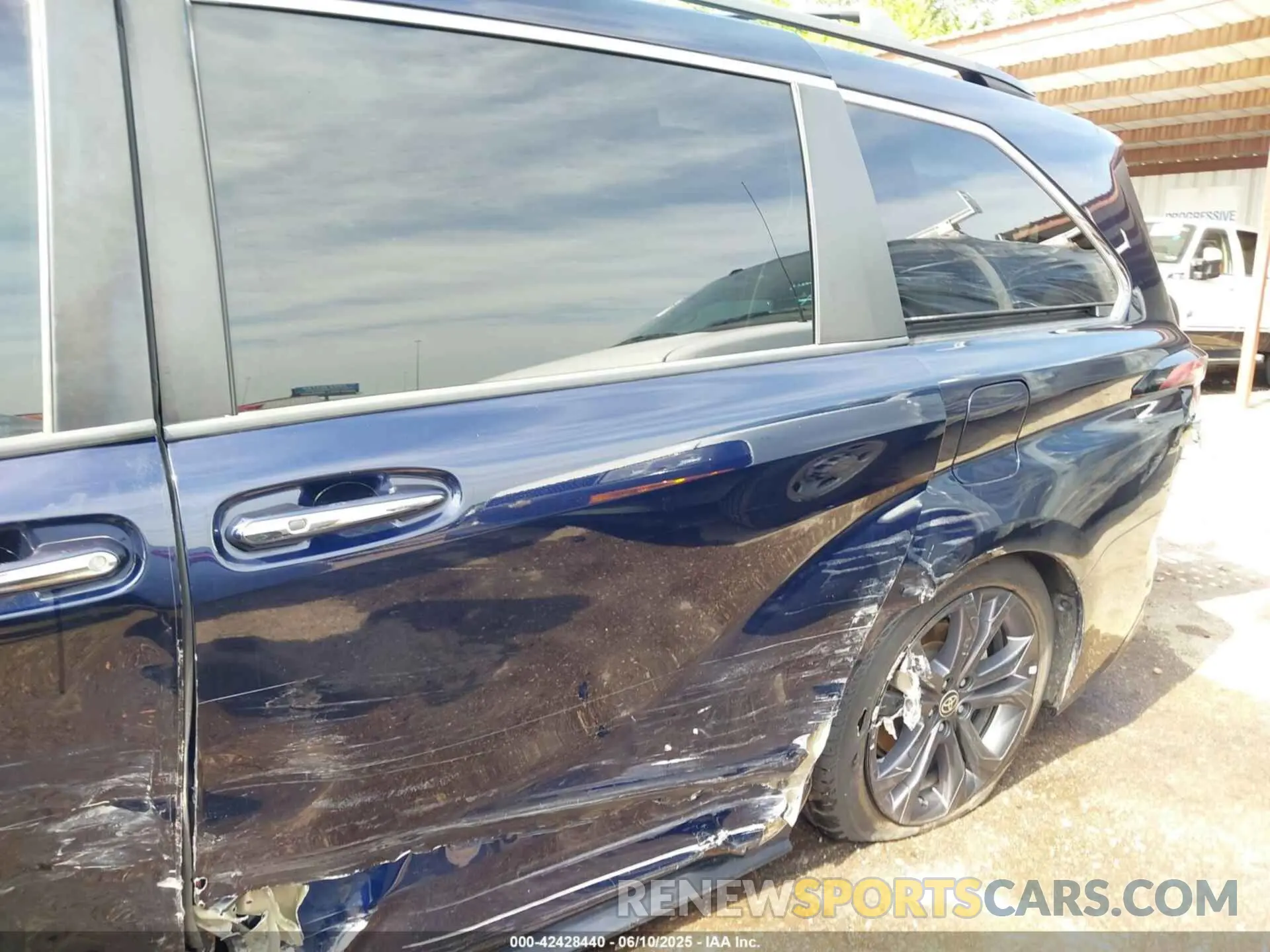 6 Photograph of a damaged car 5TDDRKEC9MS045558 TOYOTA SIENNA 2021