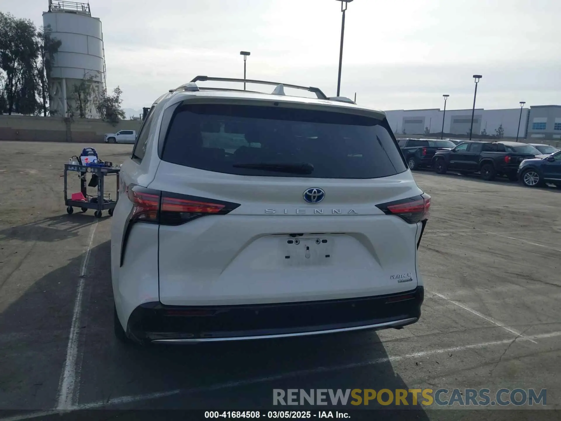 17 Photograph of a damaged car 5TDERKEC0MS009522 TOYOTA SIENNA 2021