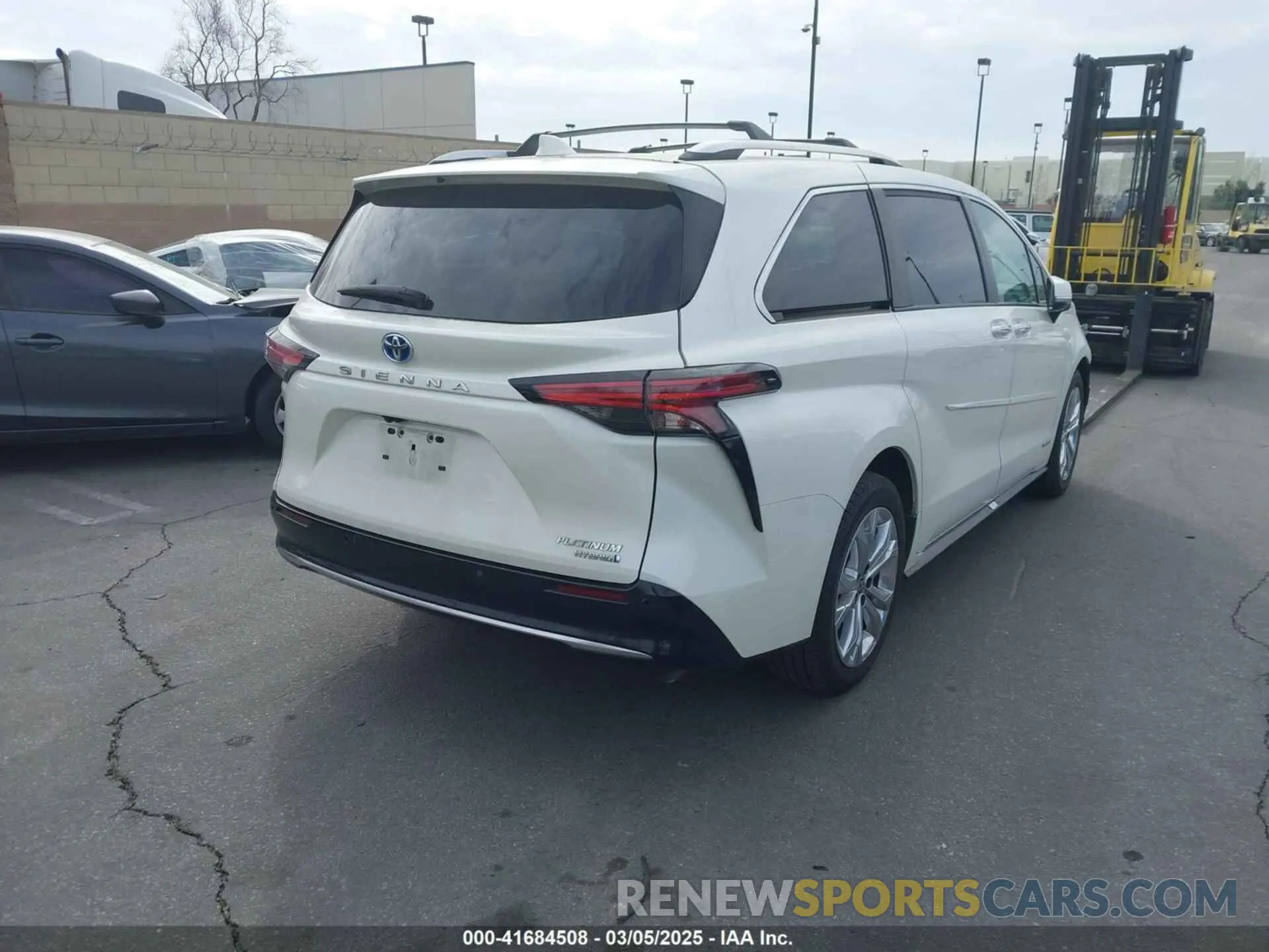 4 Photograph of a damaged car 5TDERKEC0MS009522 TOYOTA SIENNA 2021
