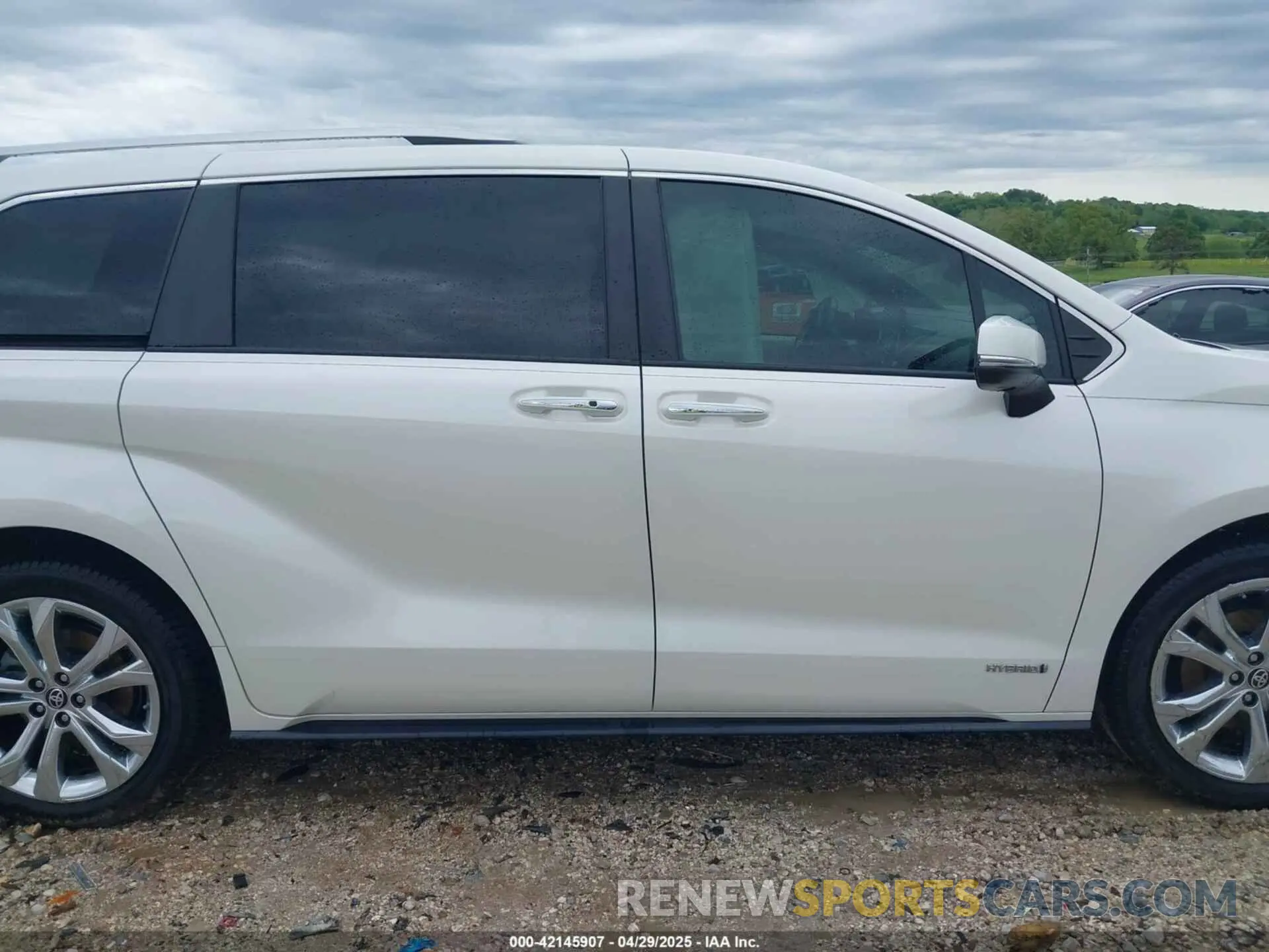 13 Photograph of a damaged car 5TDERKEC9MS022771 TOYOTA SIENNA 2021
