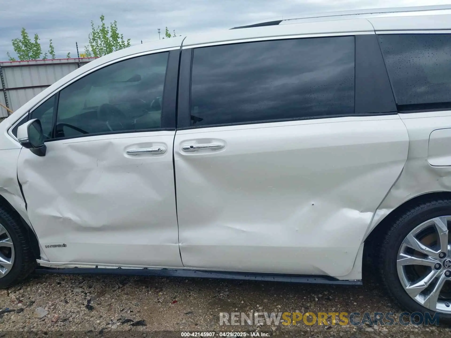 14 Photograph of a damaged car 5TDERKEC9MS022771 TOYOTA SIENNA 2021