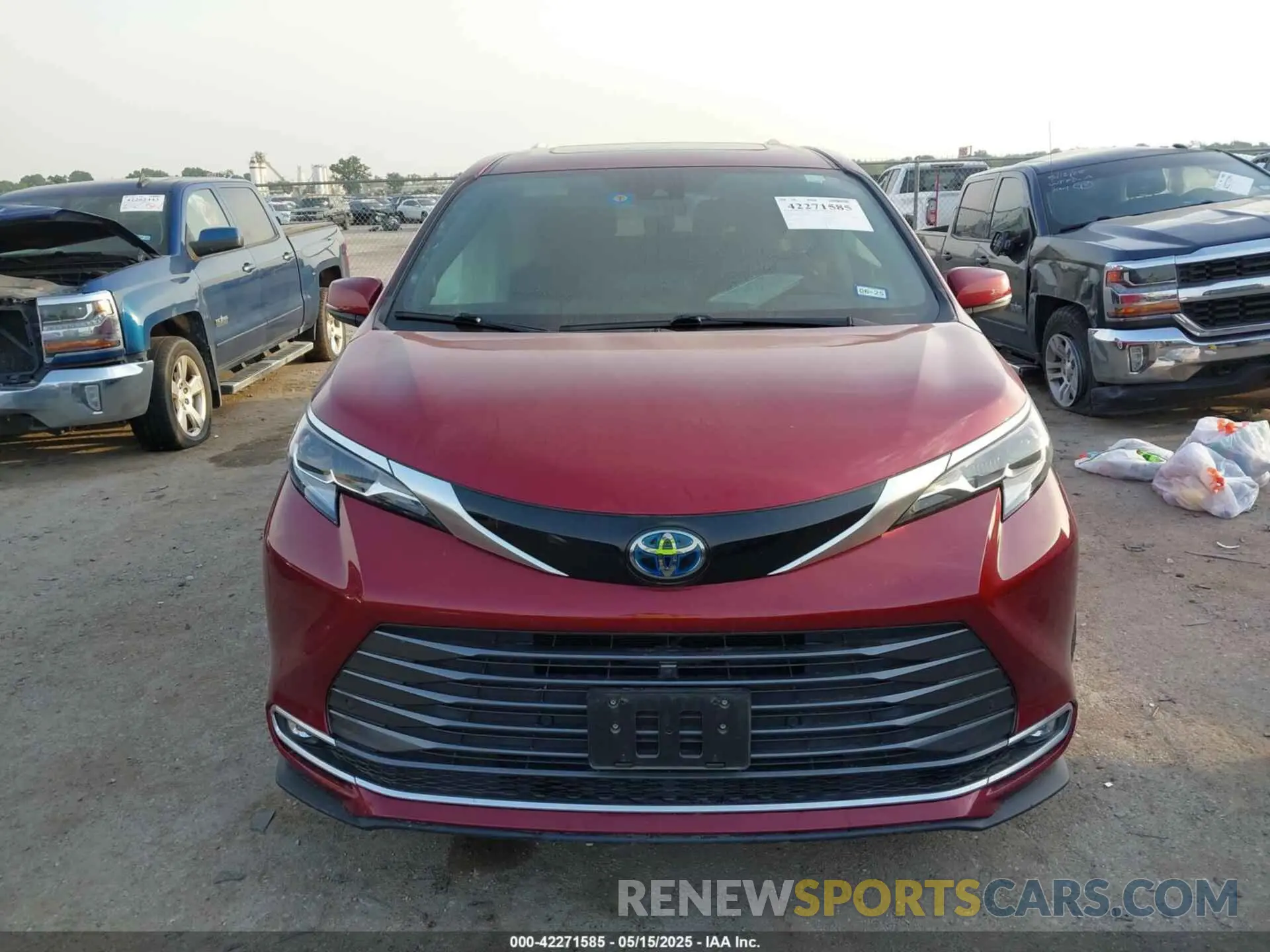 11 Photograph of a damaged car 5TDERKECXMS056234 TOYOTA SIENNA 2021