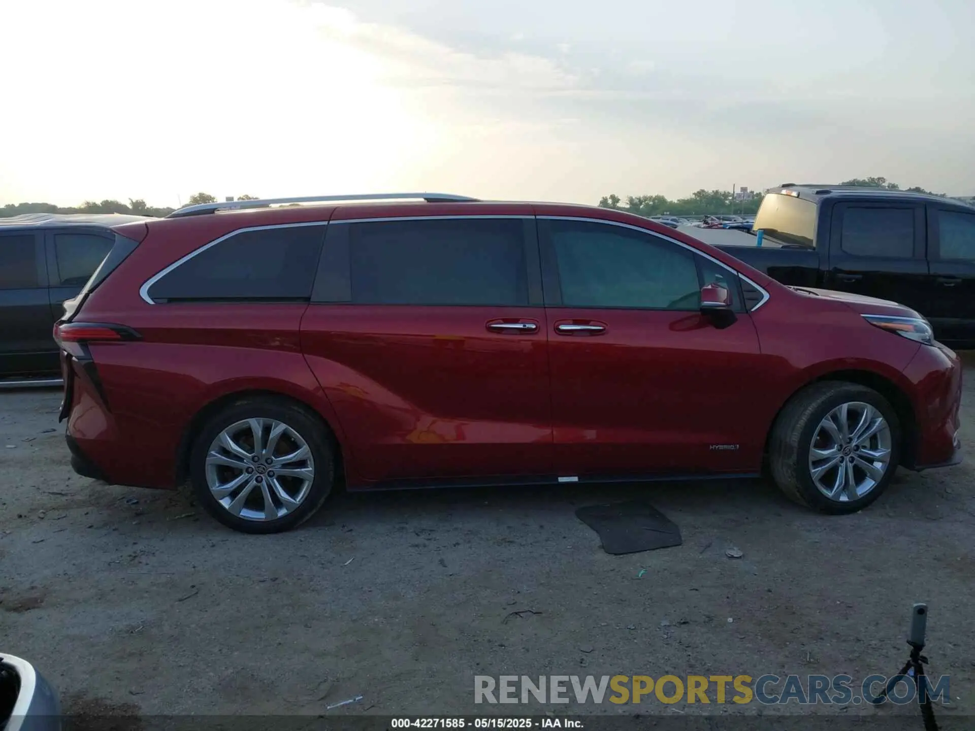 12 Photograph of a damaged car 5TDERKECXMS056234 TOYOTA SIENNA 2021