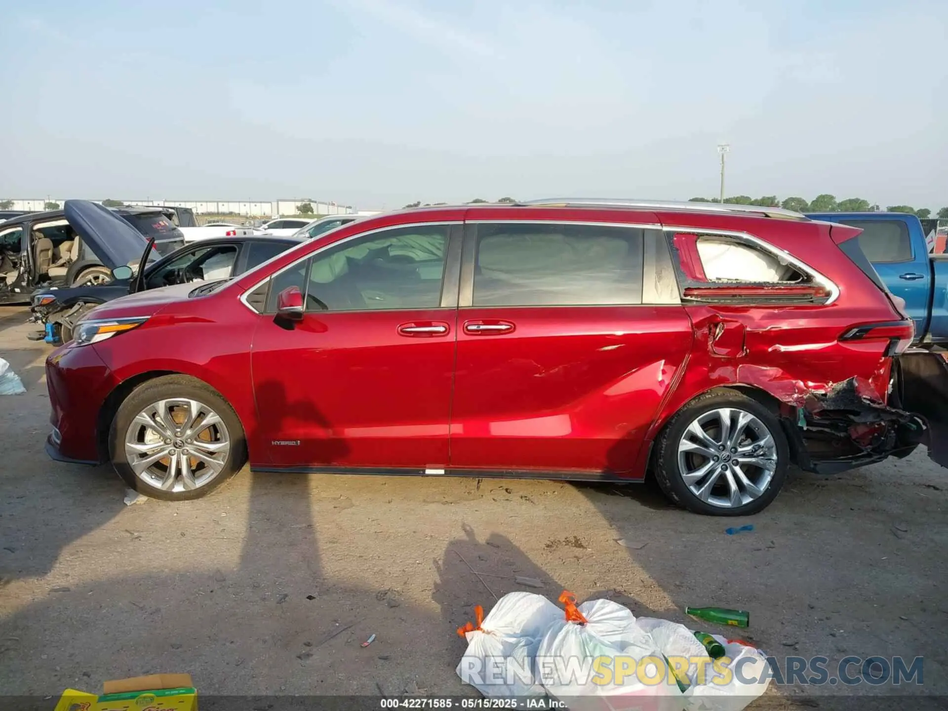 13 Photograph of a damaged car 5TDERKECXMS056234 TOYOTA SIENNA 2021