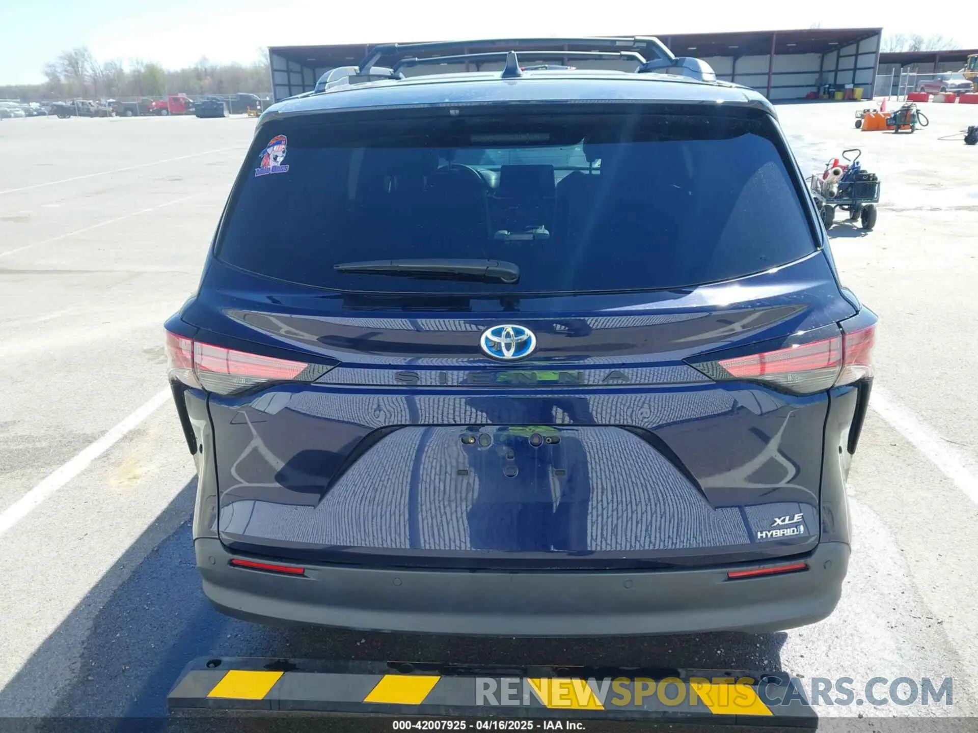 16 Photograph of a damaged car 5TDJRKEC2MS023873 TOYOTA SIENNA 2021