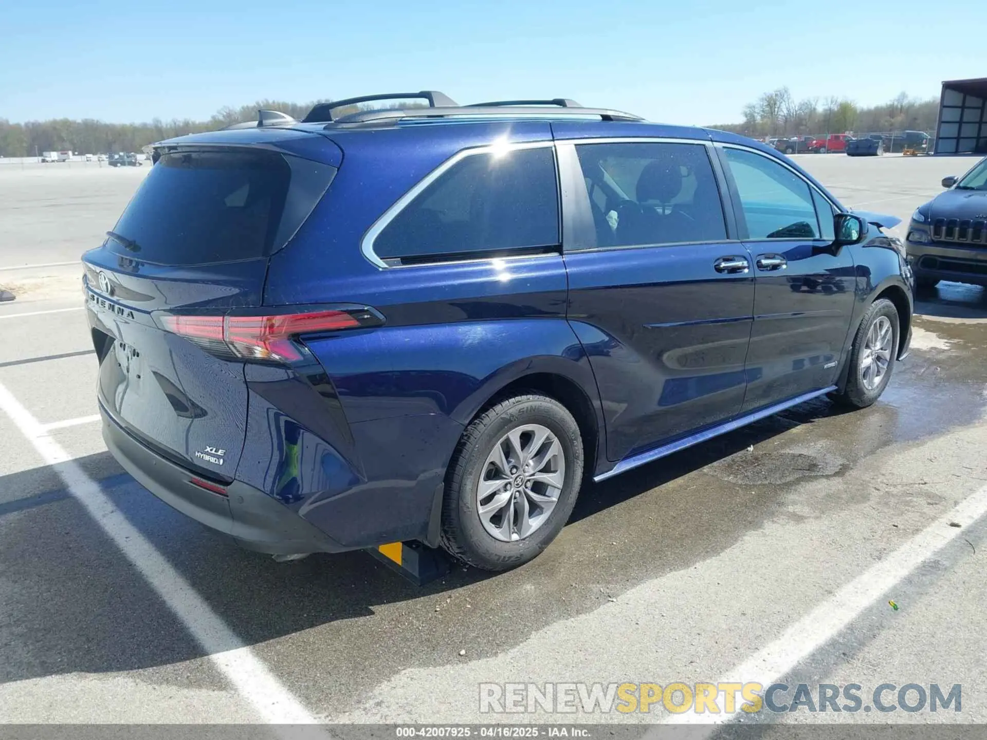 4 Photograph of a damaged car 5TDJRKEC2MS023873 TOYOTA SIENNA 2021