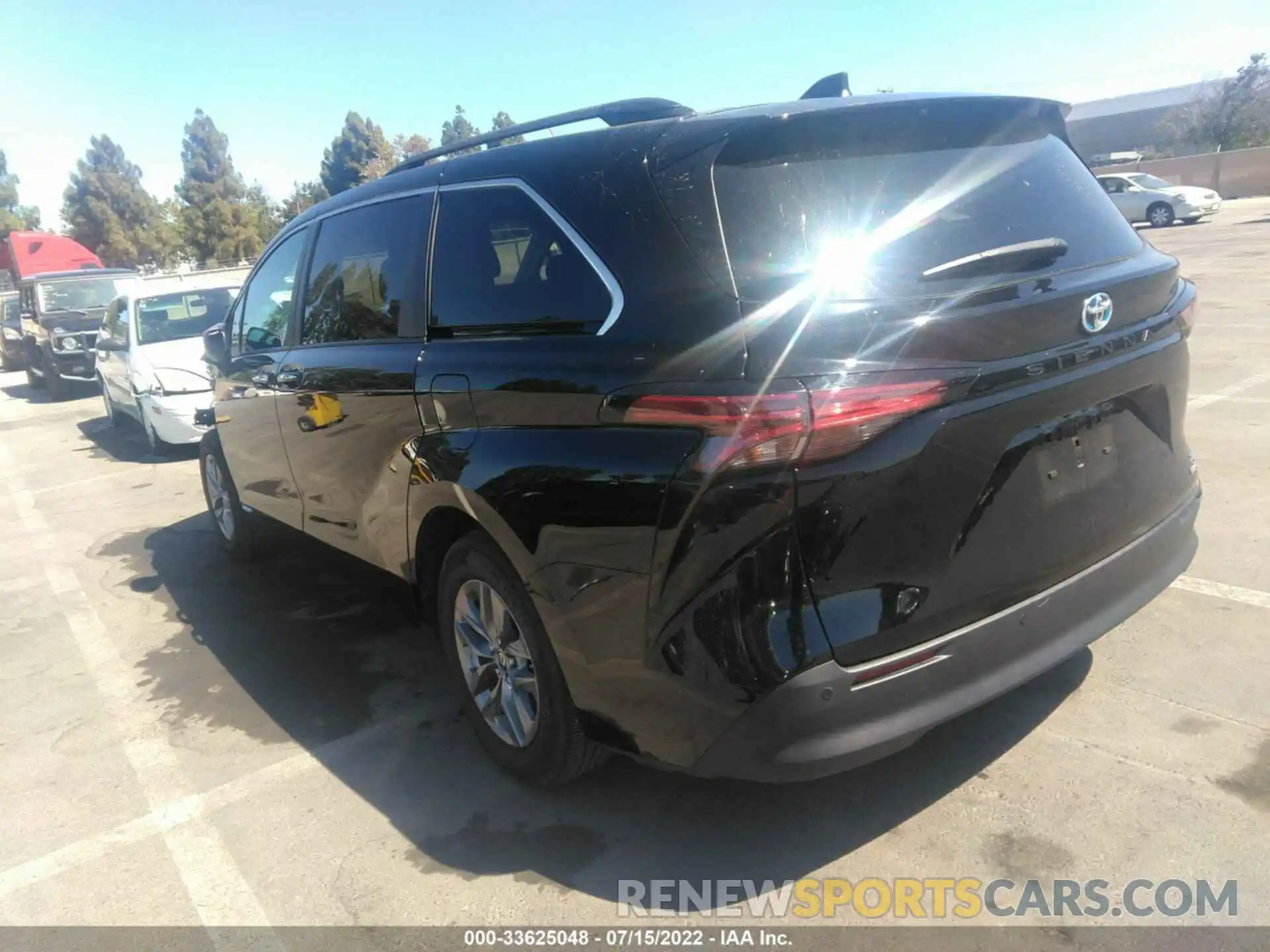 3 Photograph of a damaged car 5TDJRKEC6MS030437 TOYOTA SIENNA 2021