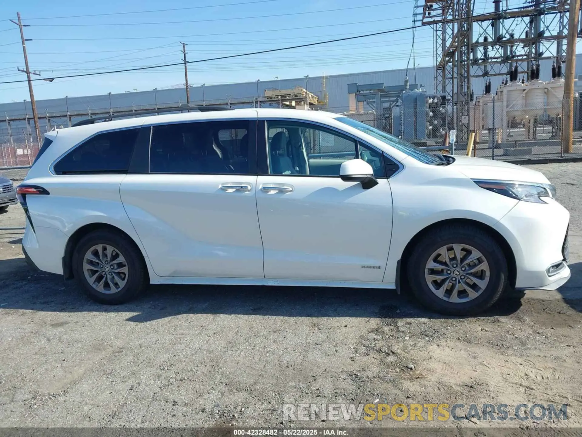 13 Photograph of a damaged car 5TDJRKEC7MS009306 TOYOTA SIENNA 2021