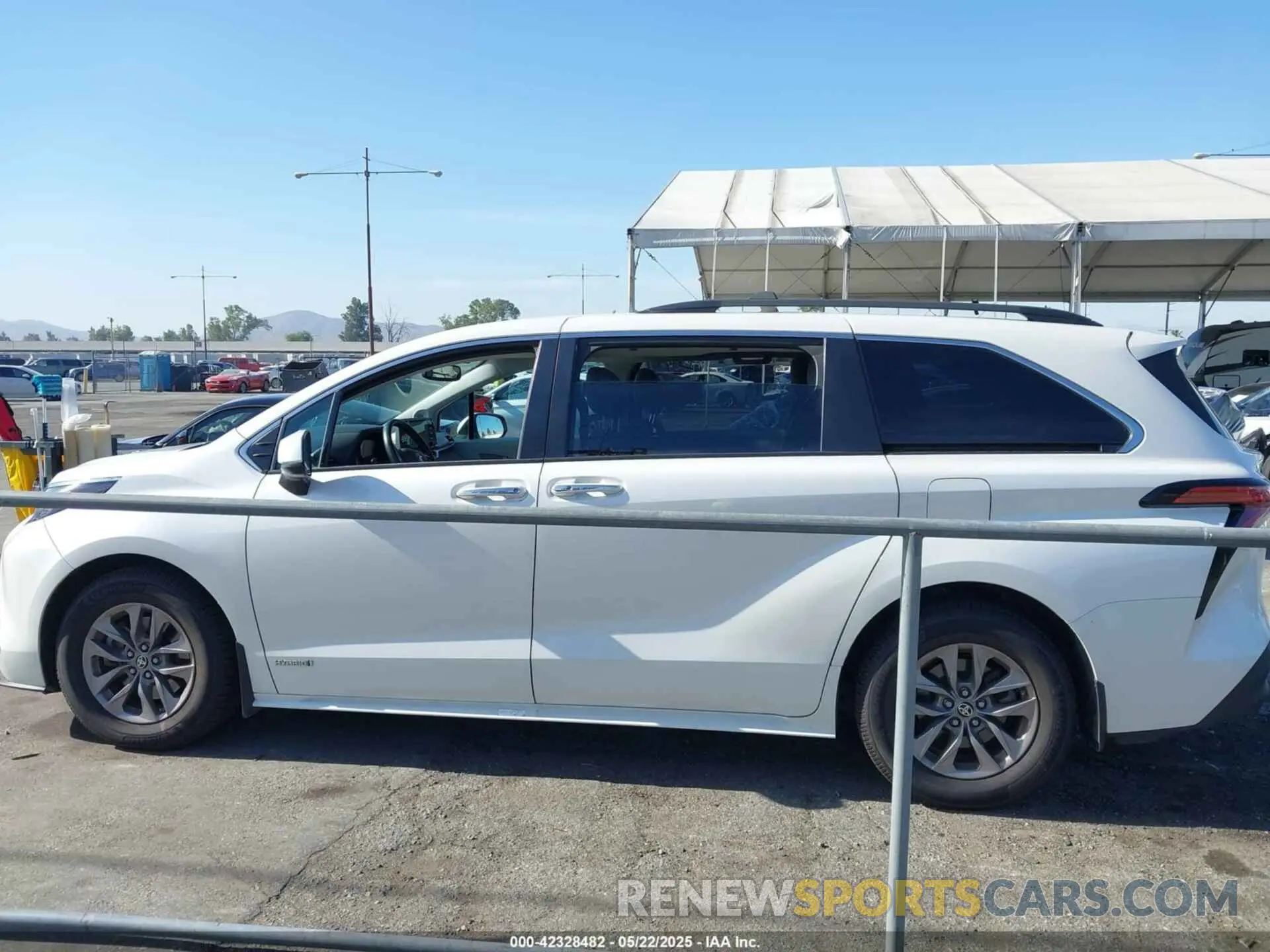 14 Photograph of a damaged car 5TDJRKEC7MS009306 TOYOTA SIENNA 2021