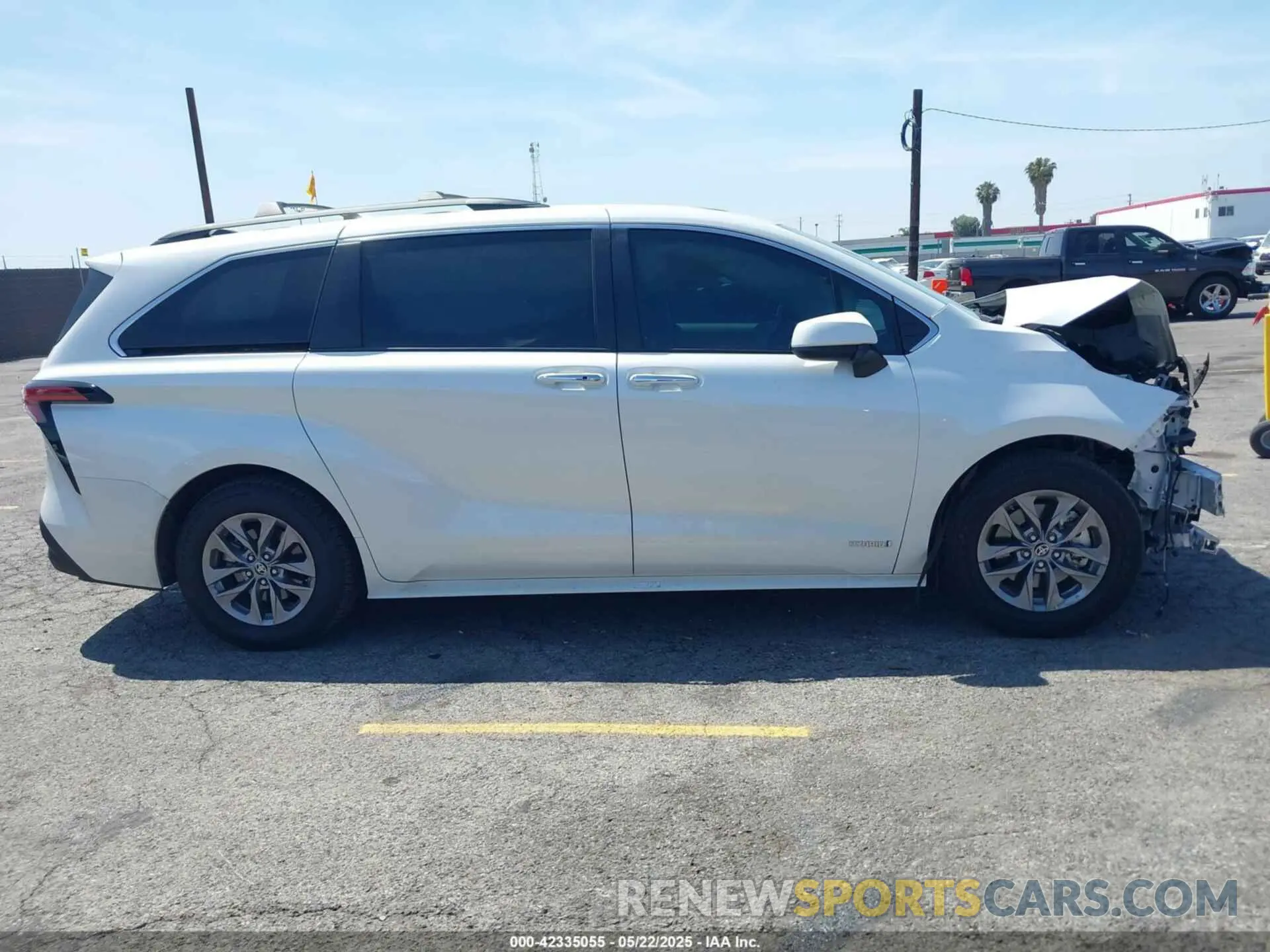 13 Photograph of a damaged car 5TDJRKEC8MS032240 TOYOTA SIENNA 2021