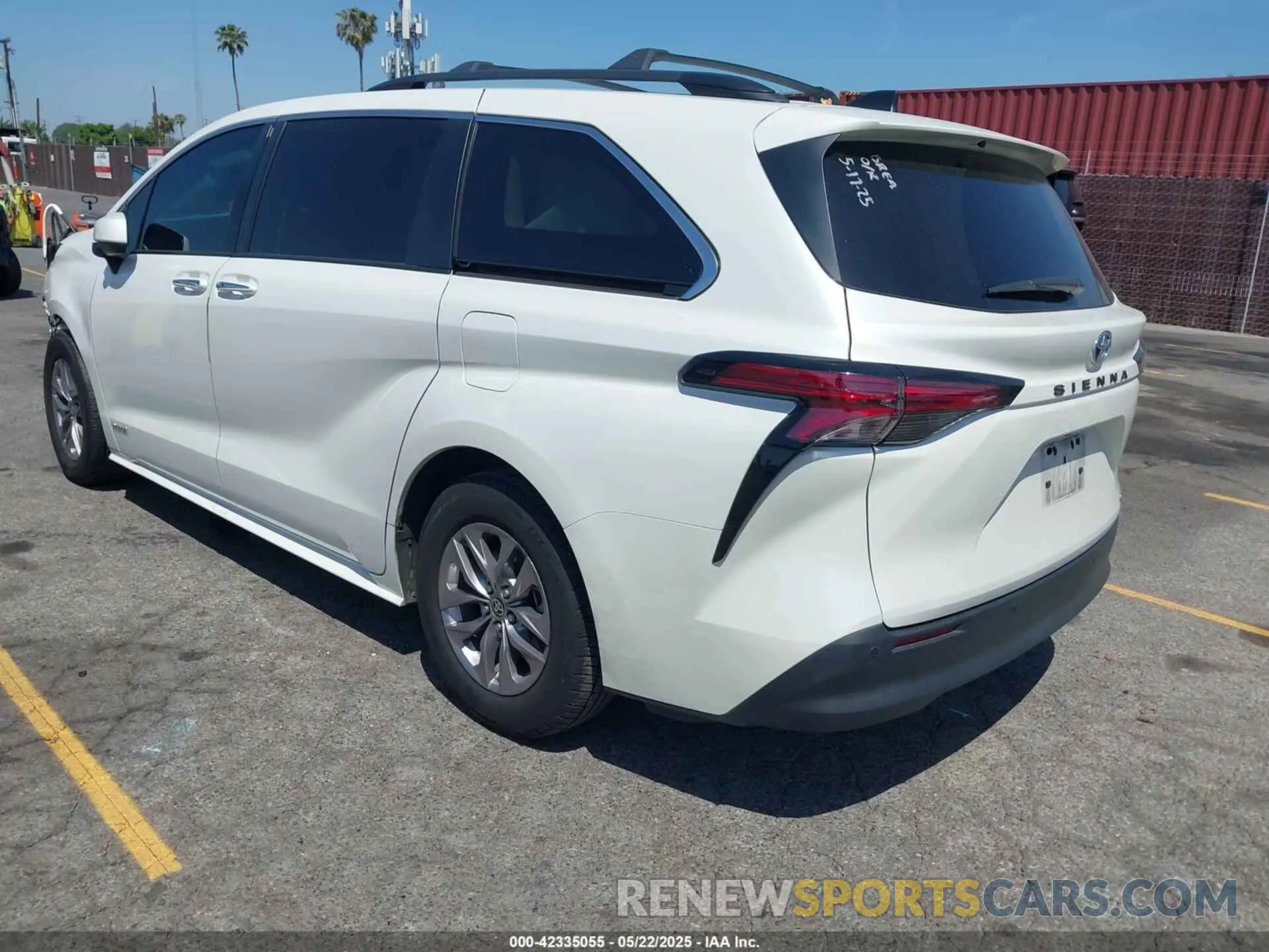 3 Photograph of a damaged car 5TDJRKEC8MS032240 TOYOTA SIENNA 2021