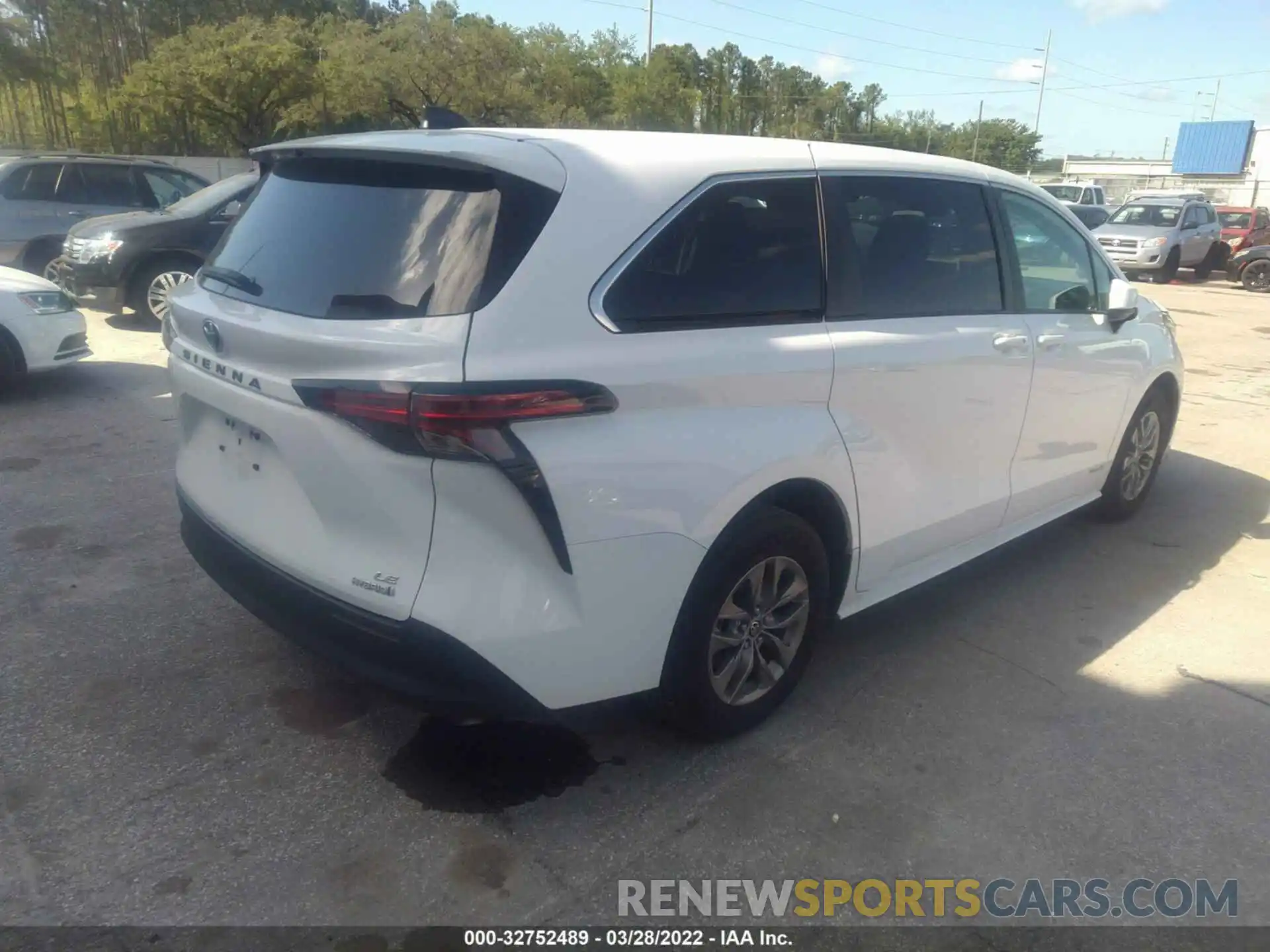 4 Photograph of a damaged car 5TDKRKEC1MS035937 TOYOTA SIENNA 2021