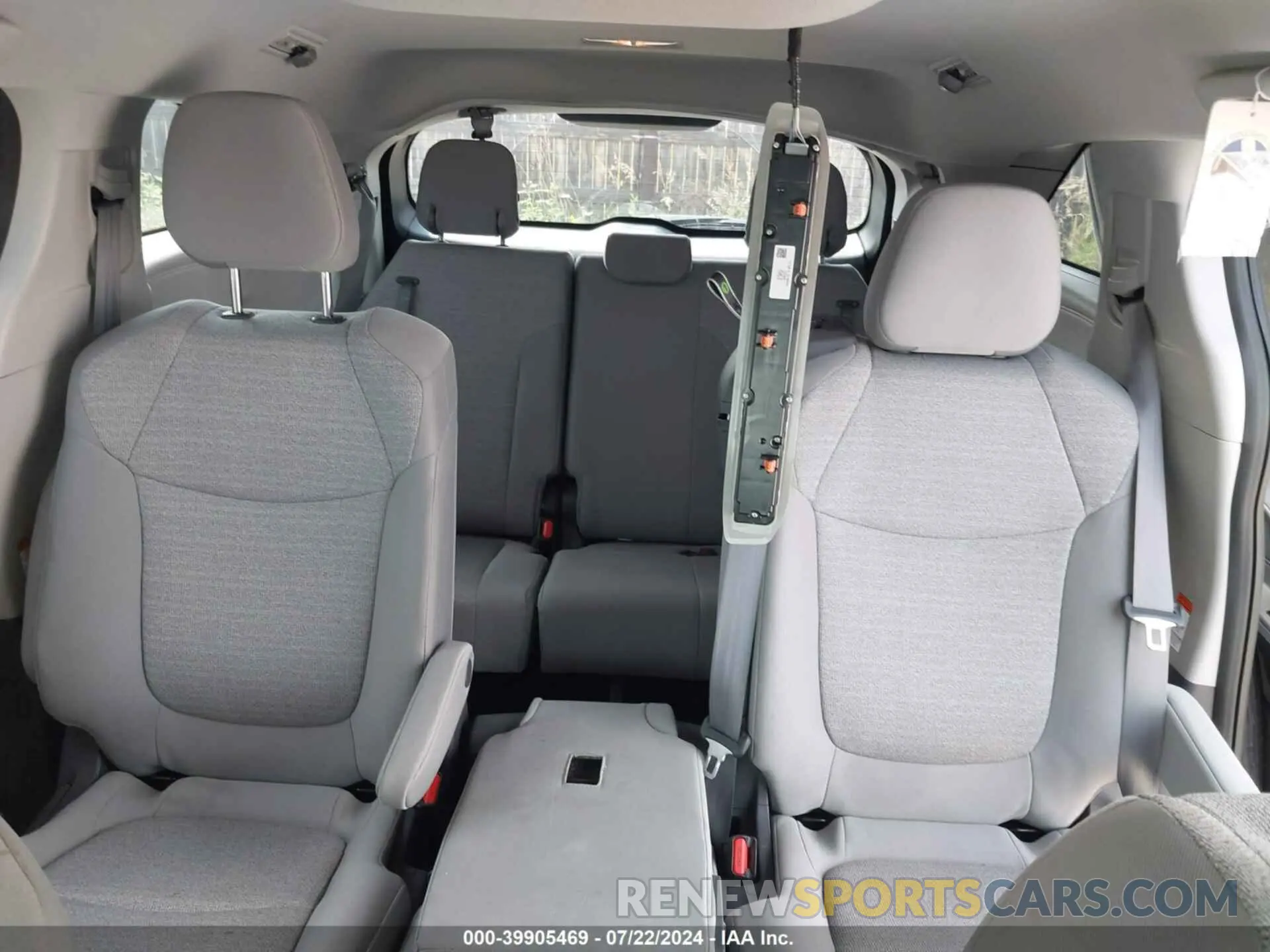 18 Photograph of a damaged car 5TDKRKEC2MS013798 TOYOTA SIENNA 2021