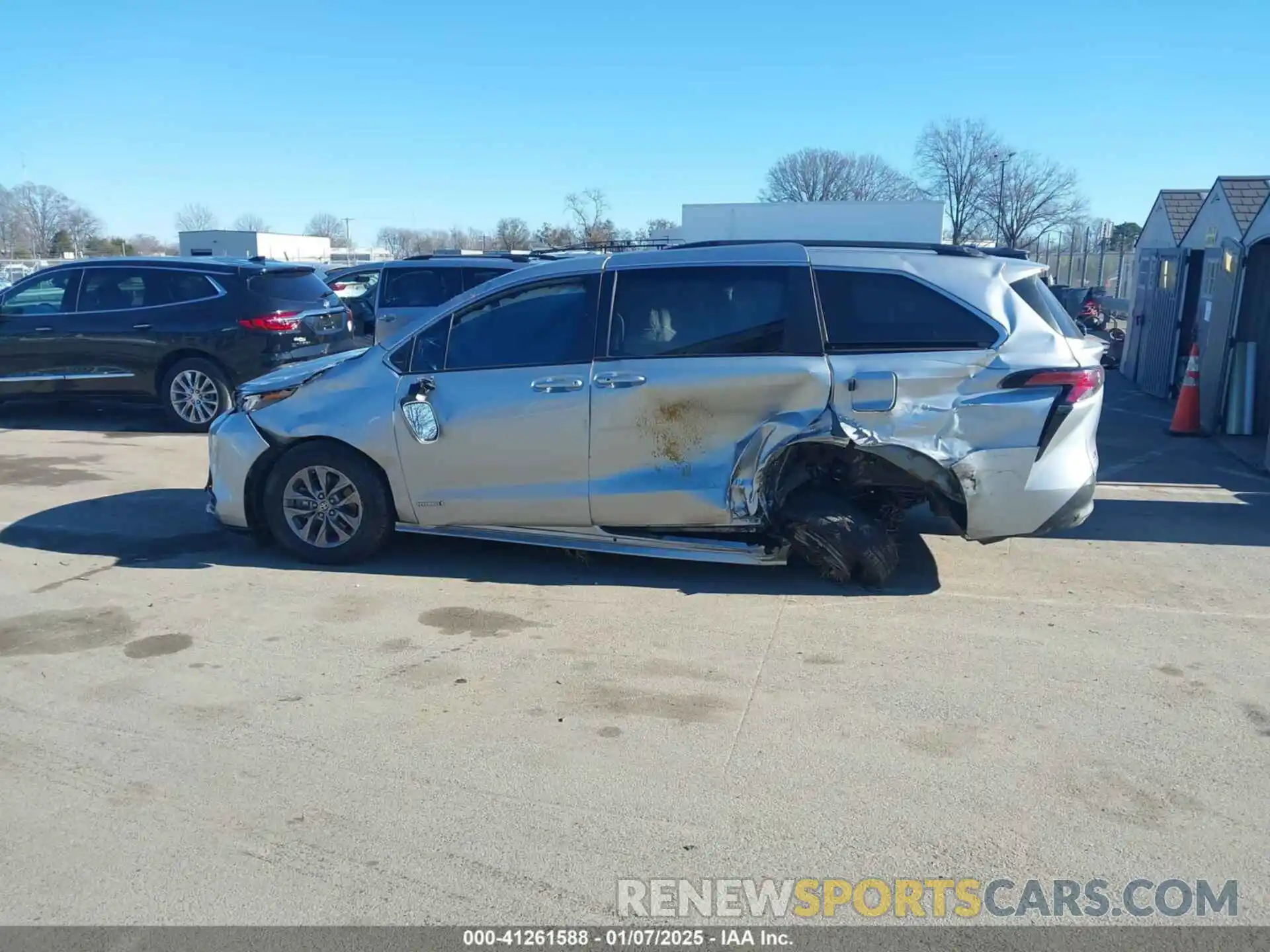 13 Photograph of a damaged car 5TDKRKEC3MS044056 TOYOTA SIENNA 2021