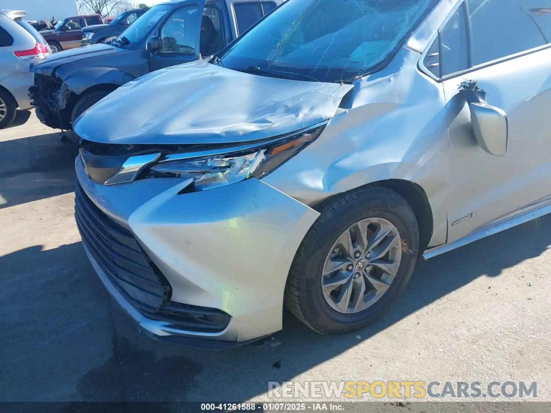 17 Photograph of a damaged car 5TDKRKEC3MS044056 TOYOTA SIENNA 2021