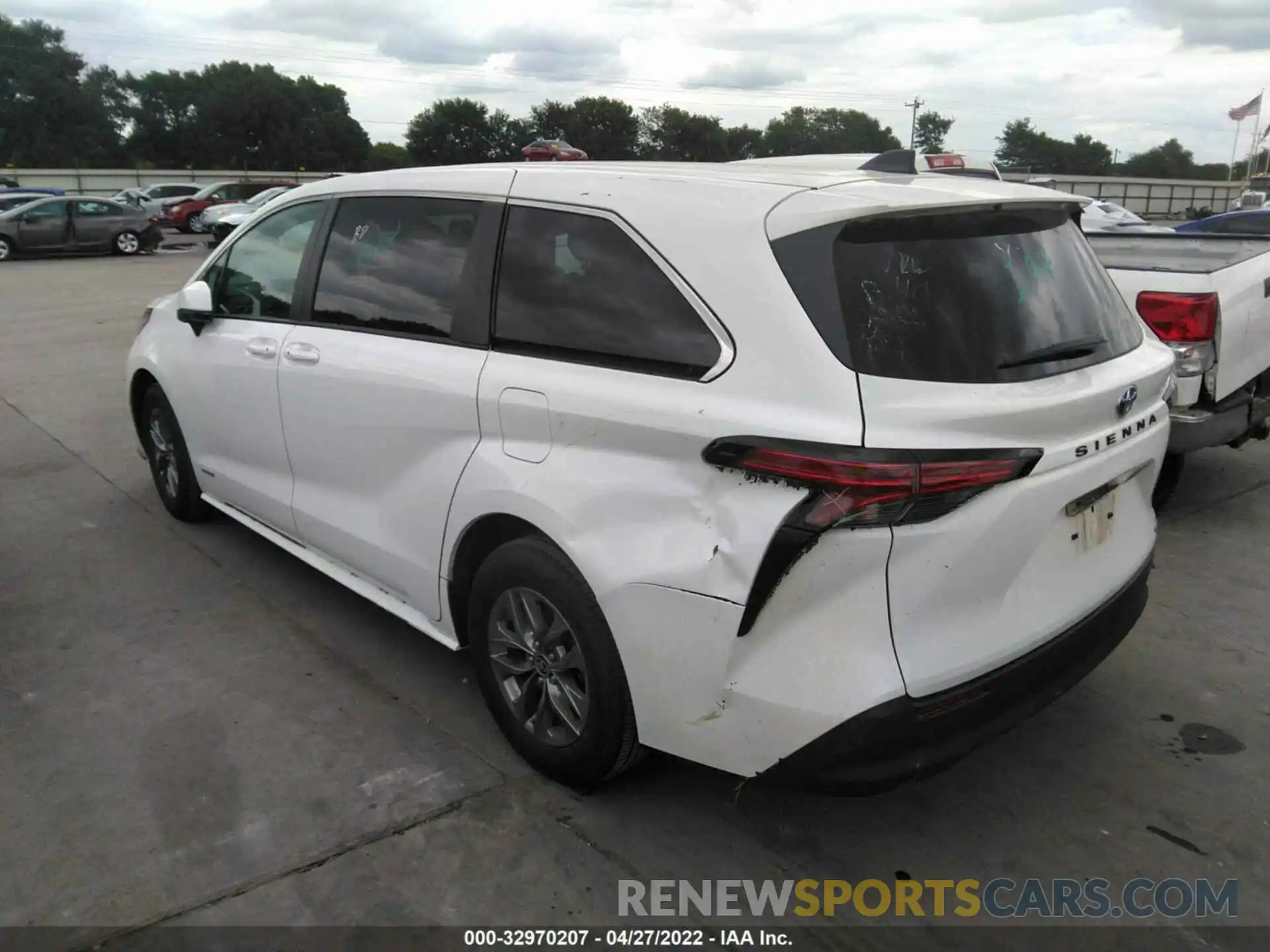 3 Photograph of a damaged car 5TDKRKEC3MS044851 TOYOTA SIENNA 2021