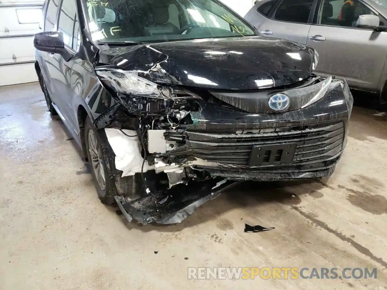 9 Photograph of a damaged car 5TDKRKEC3MS057809 TOYOTA SIENNA 2021