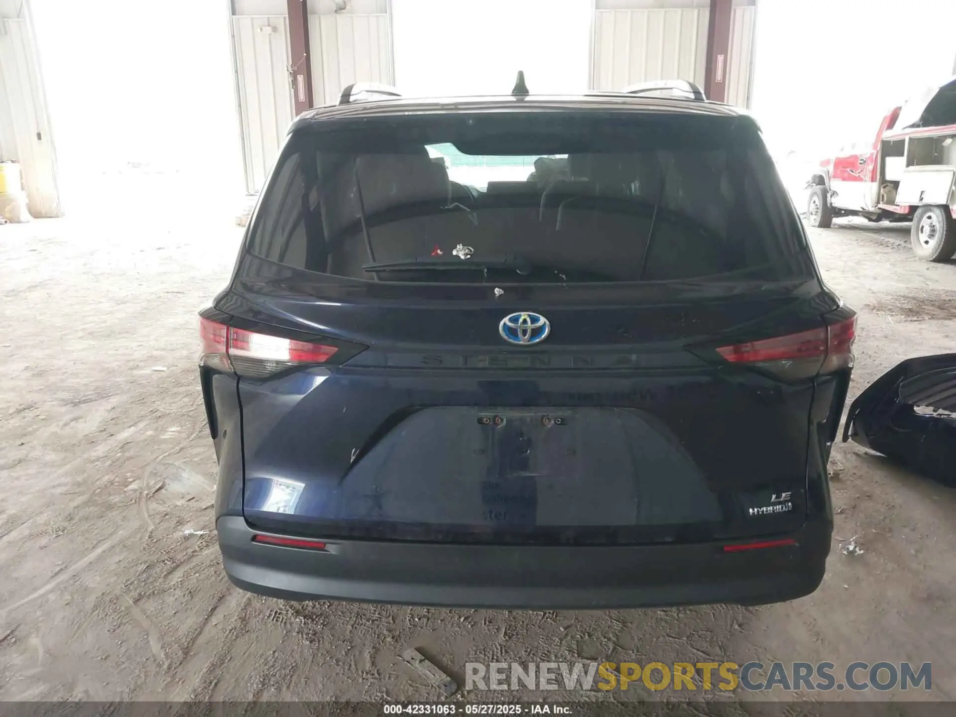 17 Photograph of a damaged car 5TDKRKEC3MS070561 TOYOTA SIENNA 2021