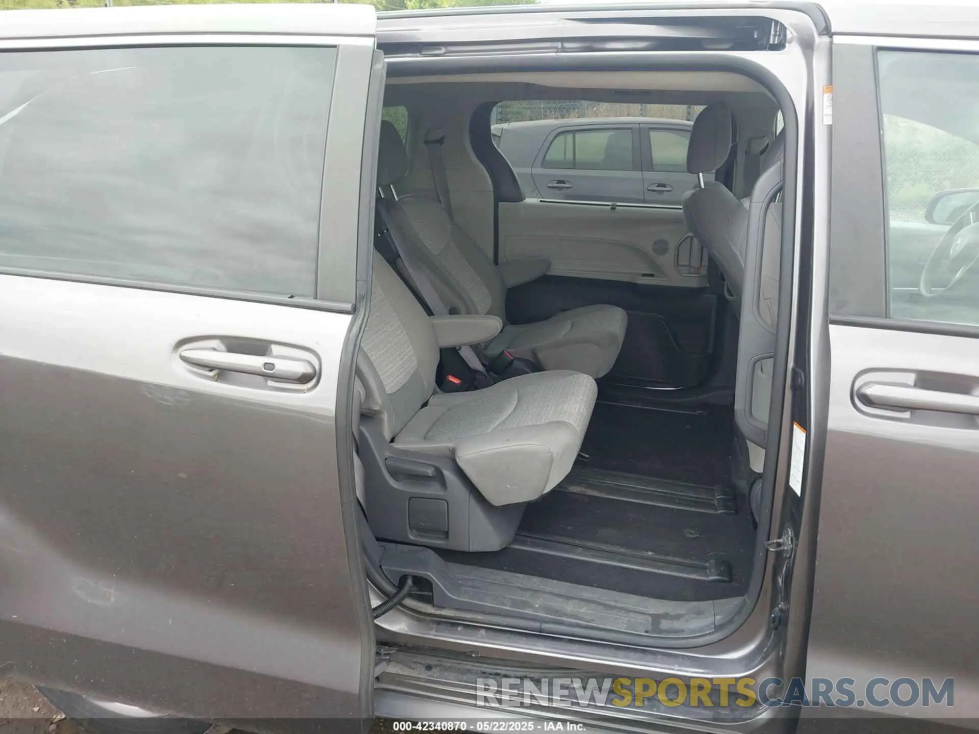 8 Photograph of a damaged car 5TDKRKEC4MS045409 TOYOTA SIENNA 2021