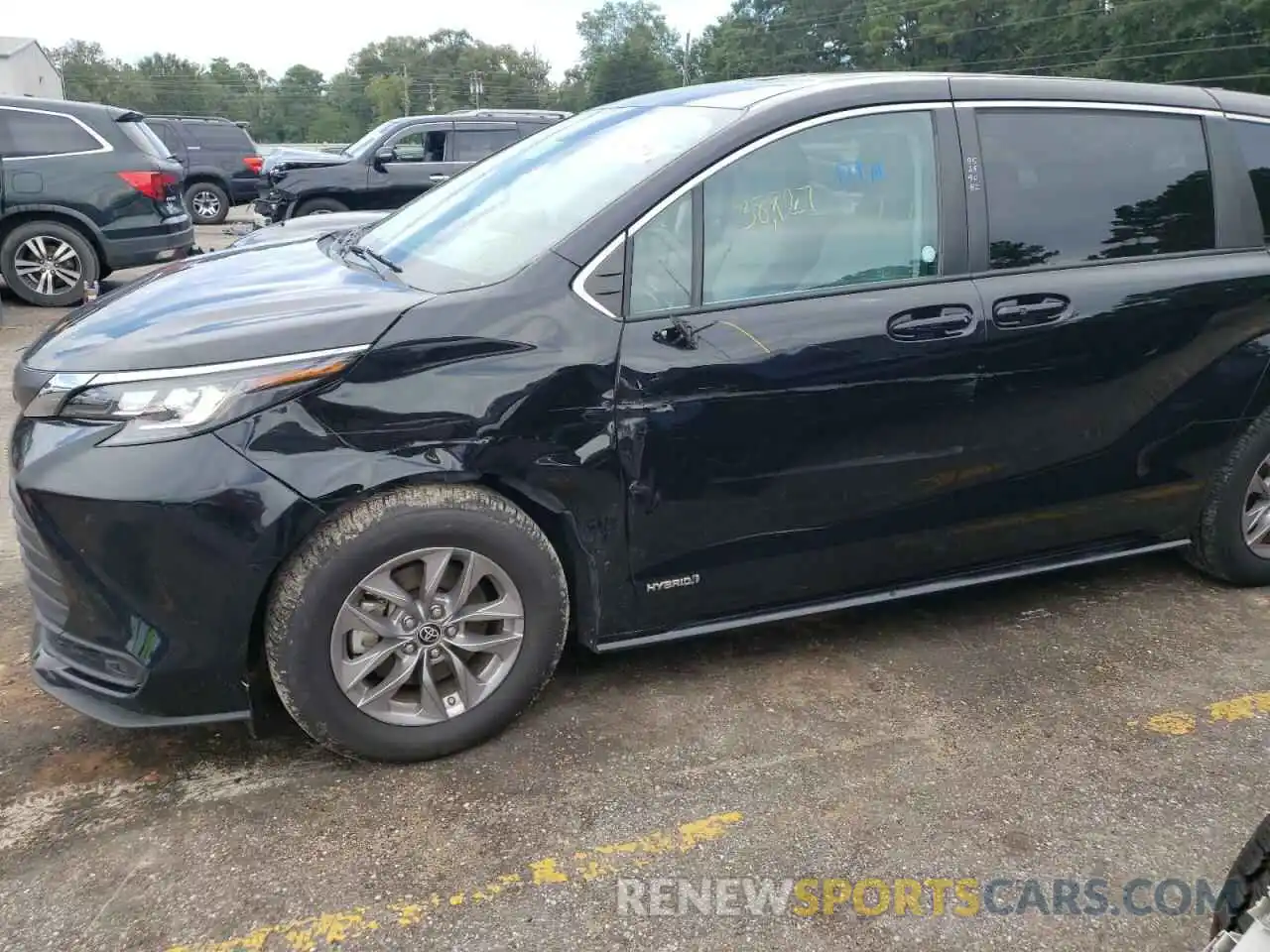 9 Photograph of a damaged car 5TDKRKEC5MS018137 TOYOTA SIENNA 2021