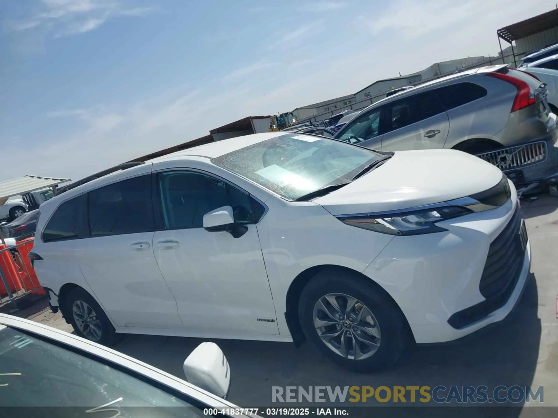 14 Photograph of a damaged car 5TDKRKEC5MS034743 TOYOTA SIENNA 2021