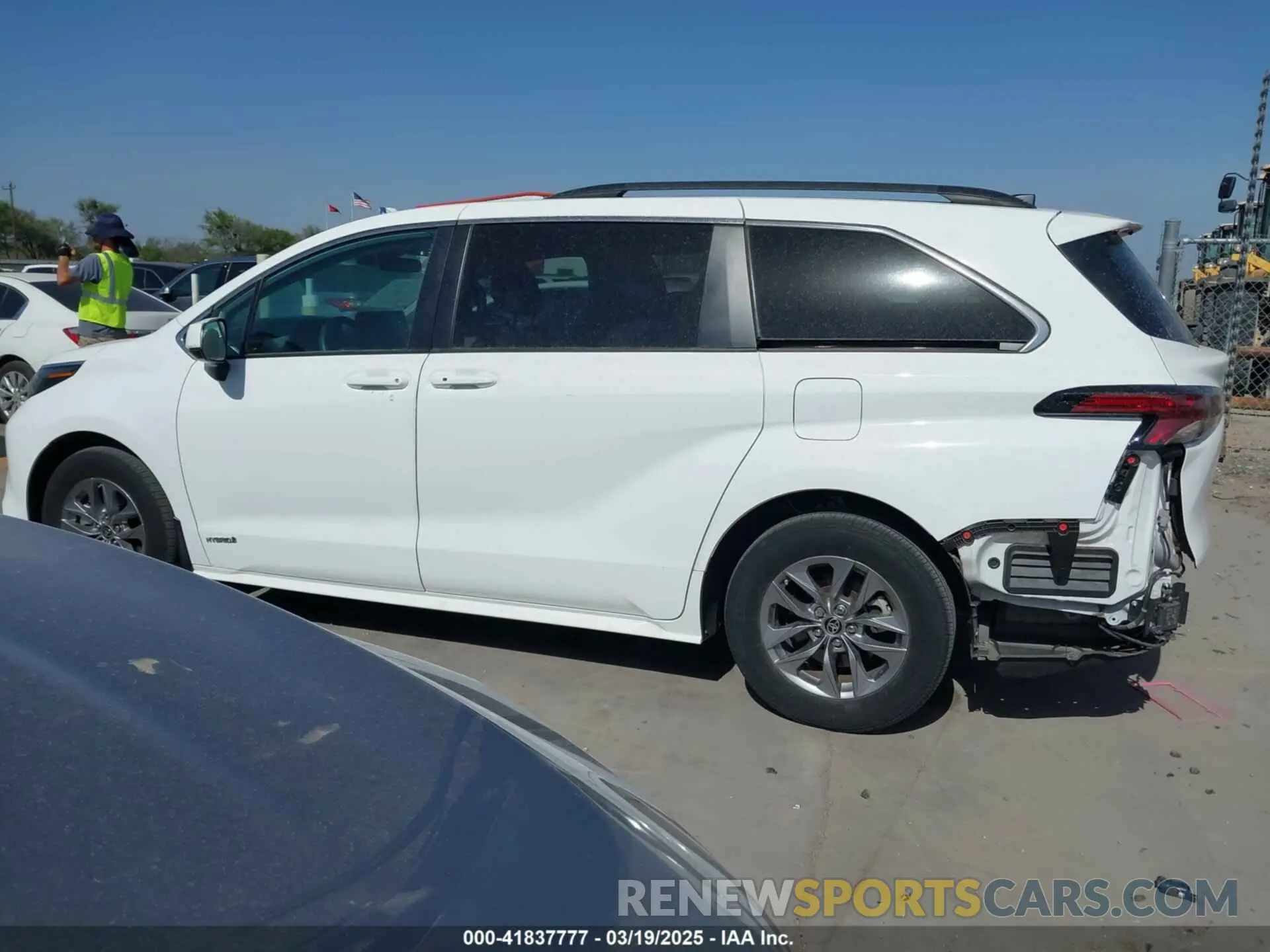15 Photograph of a damaged car 5TDKRKEC5MS034743 TOYOTA SIENNA 2021