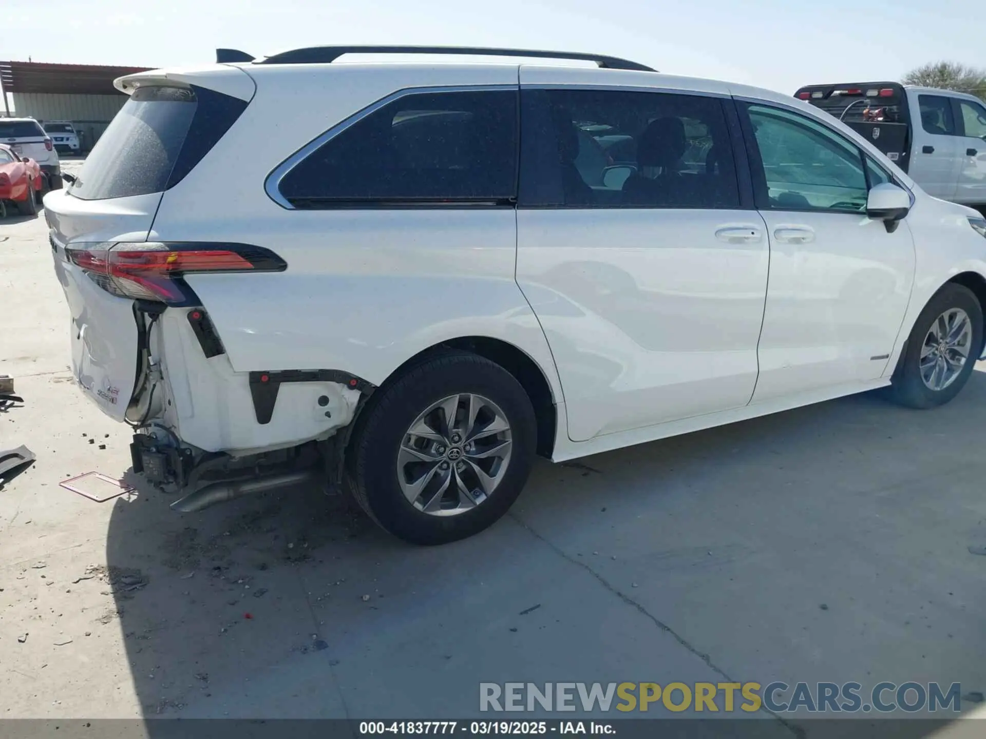 4 Photograph of a damaged car 5TDKRKEC5MS034743 TOYOTA SIENNA 2021