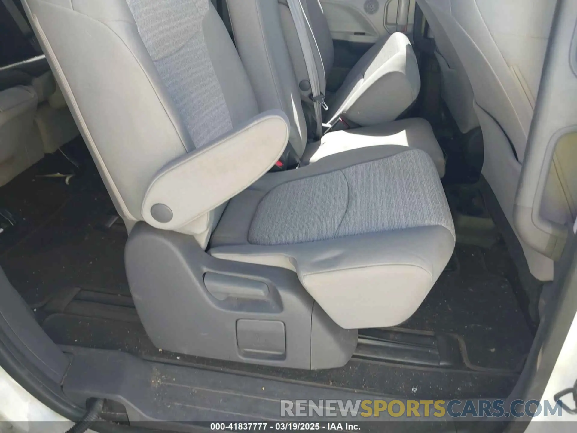 8 Photograph of a damaged car 5TDKRKEC5MS034743 TOYOTA SIENNA 2021