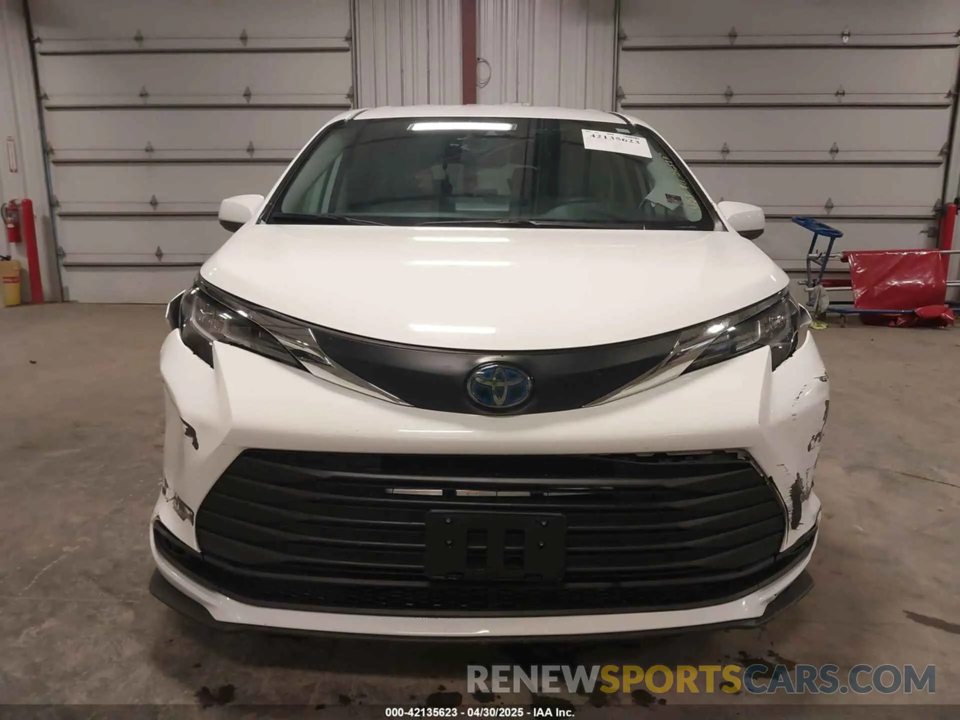 13 Photograph of a damaged car 5TDKRKEC6MS016557 TOYOTA SIENNA 2021