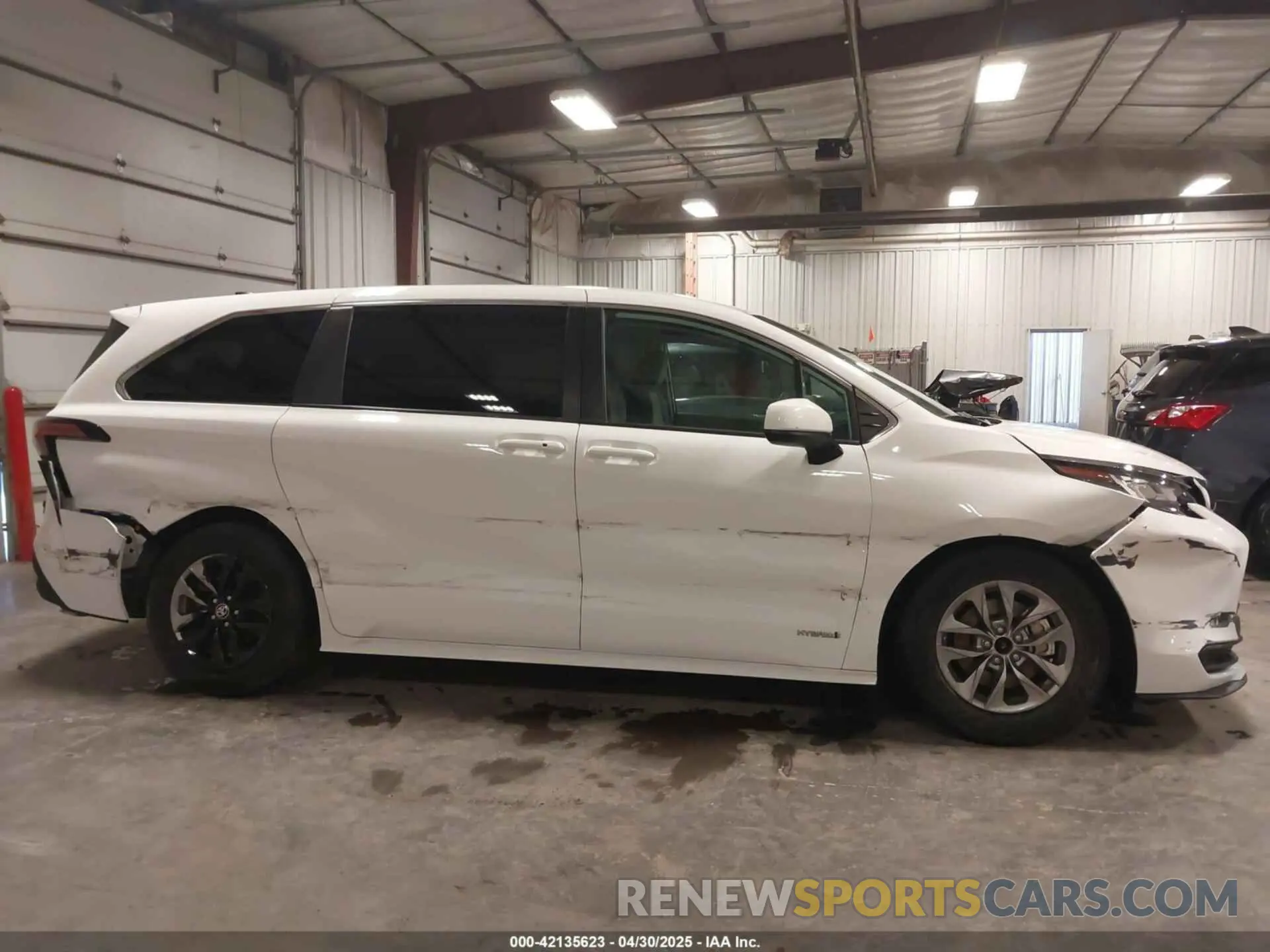 14 Photograph of a damaged car 5TDKRKEC6MS016557 TOYOTA SIENNA 2021