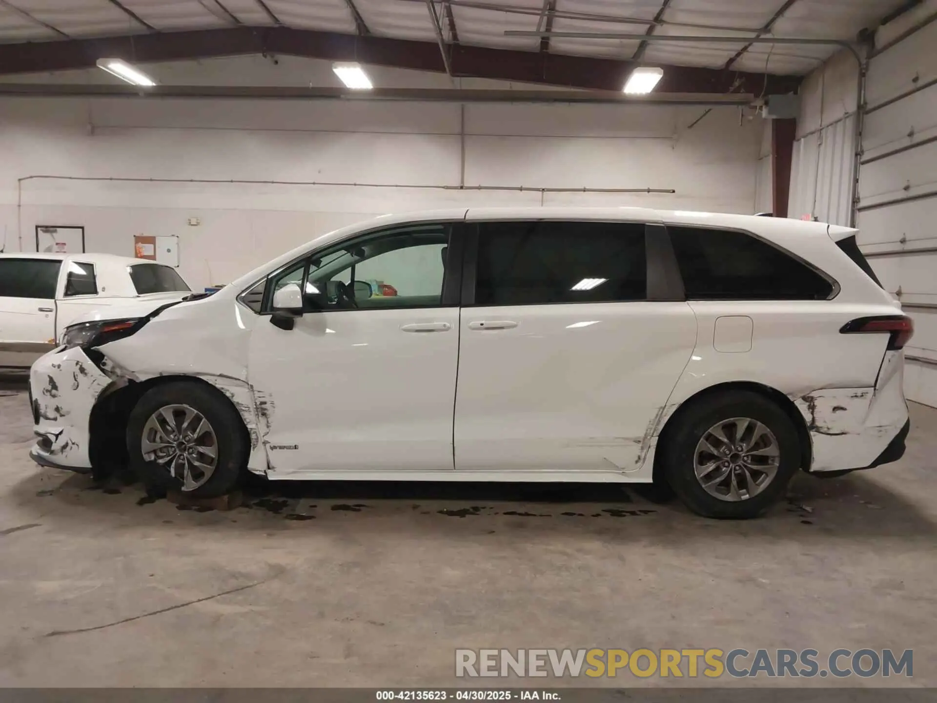 15 Photograph of a damaged car 5TDKRKEC6MS016557 TOYOTA SIENNA 2021
