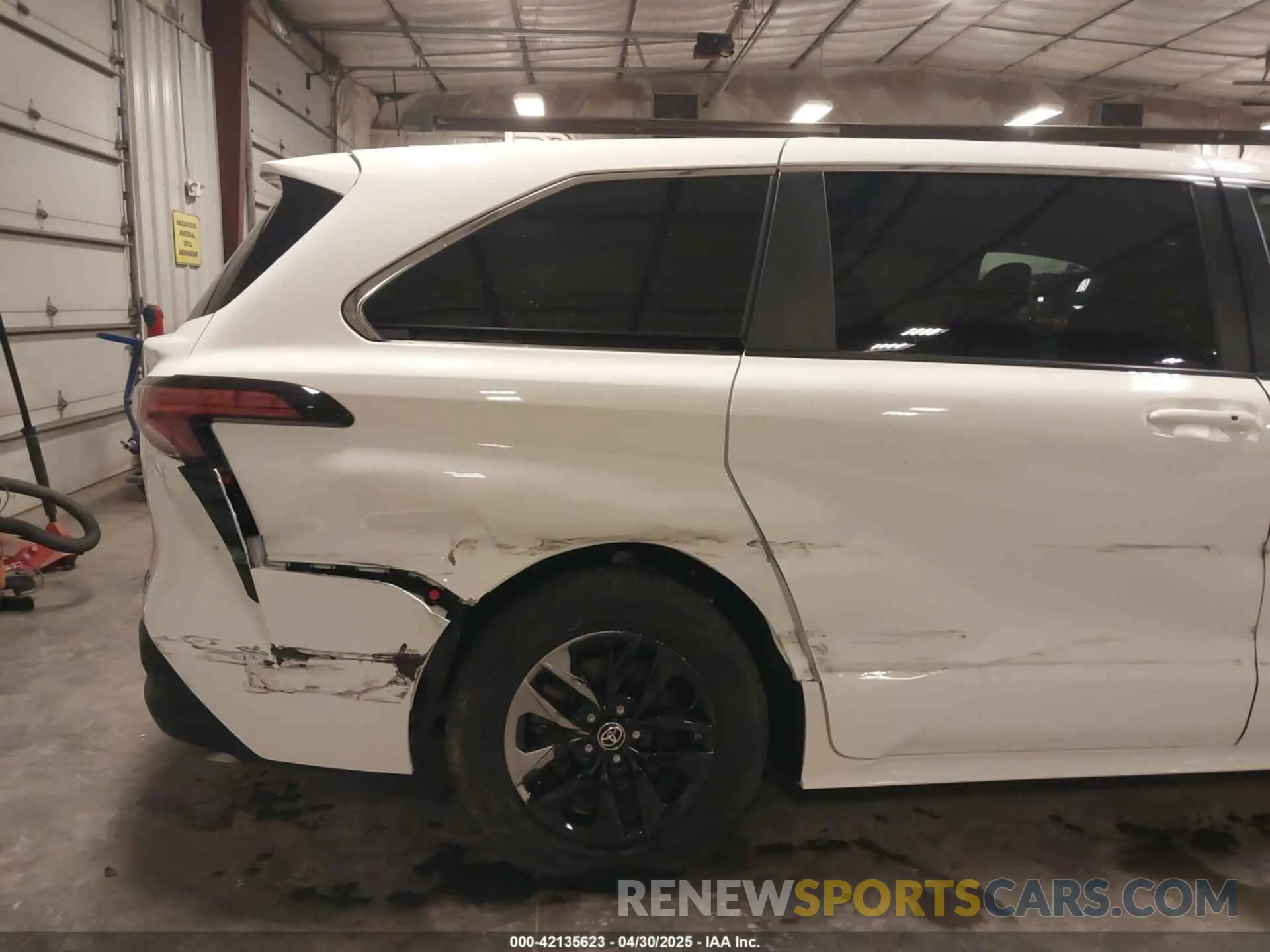 19 Photograph of a damaged car 5TDKRKEC6MS016557 TOYOTA SIENNA 2021