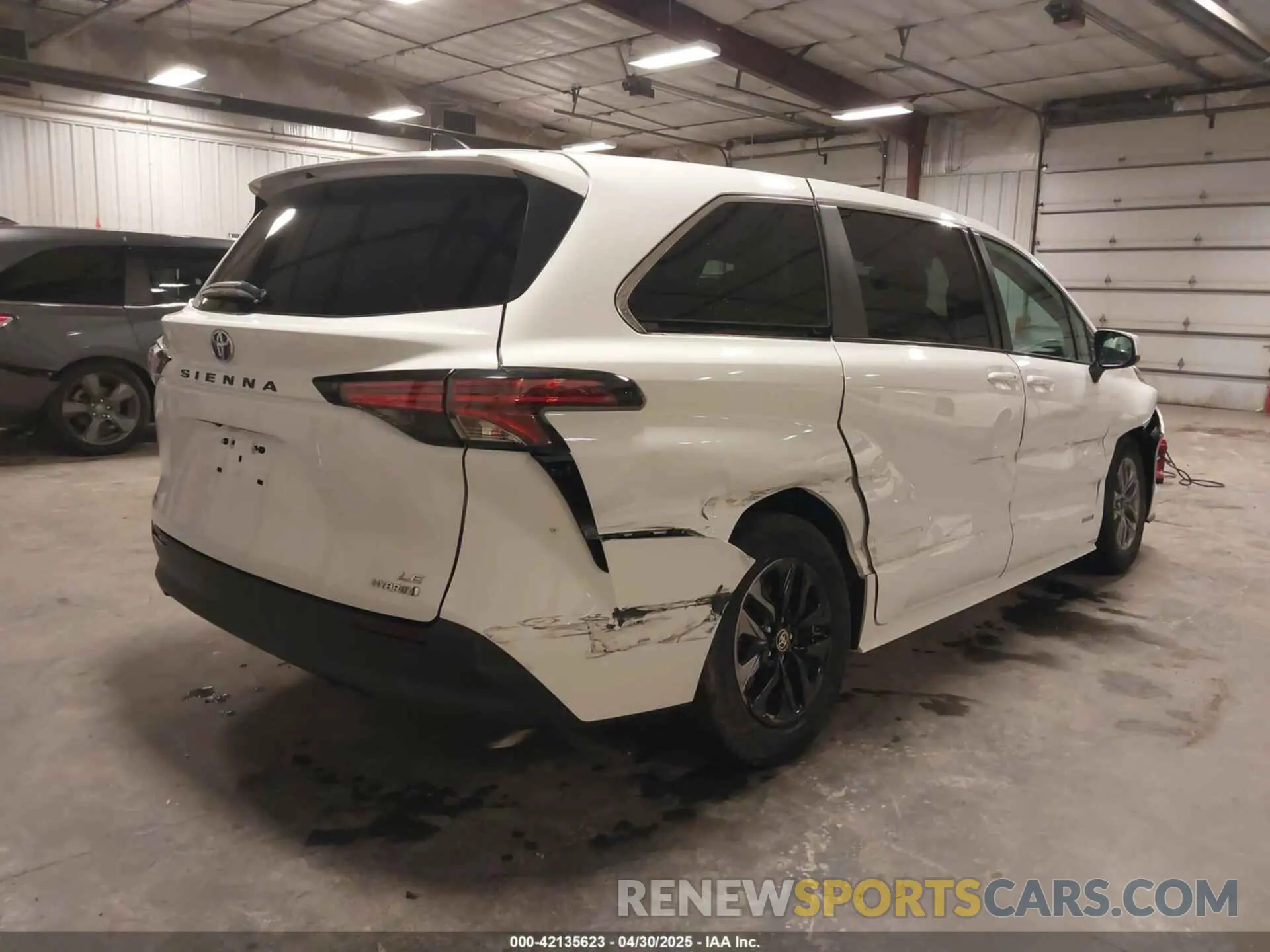 4 Photograph of a damaged car 5TDKRKEC6MS016557 TOYOTA SIENNA 2021