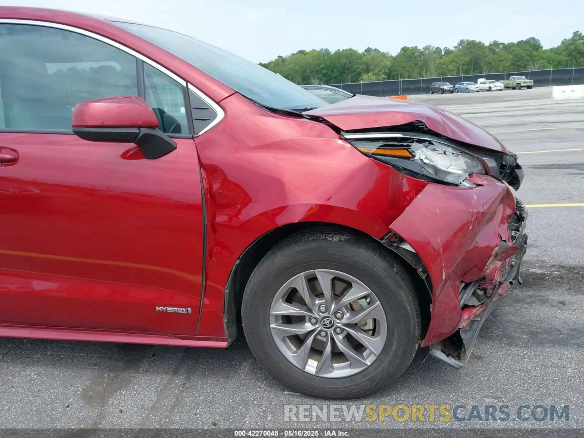 17 Photograph of a damaged car 5TDKRKEC6MS043676 TOYOTA SIENNA 2021