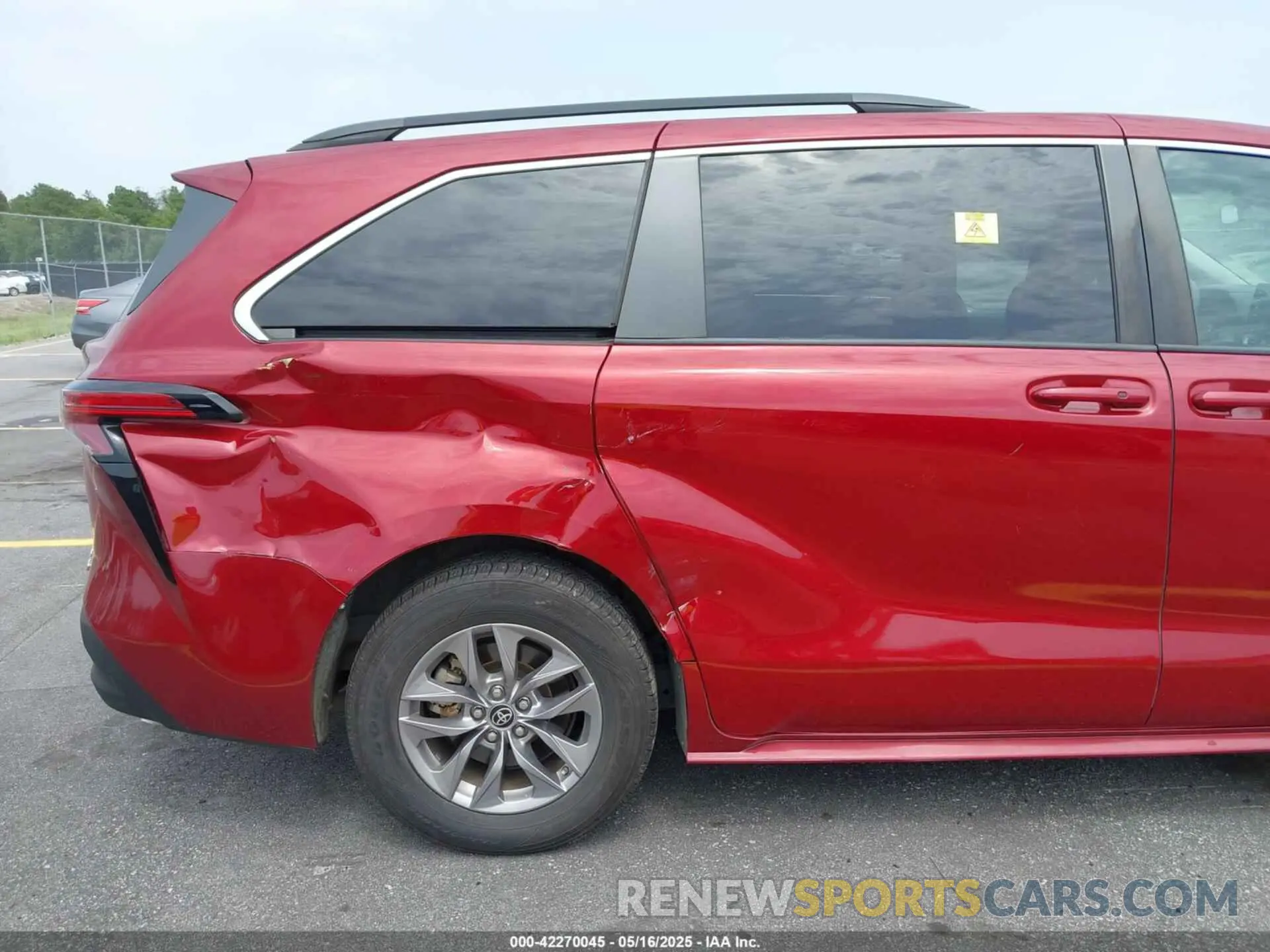 18 Photograph of a damaged car 5TDKRKEC6MS043676 TOYOTA SIENNA 2021
