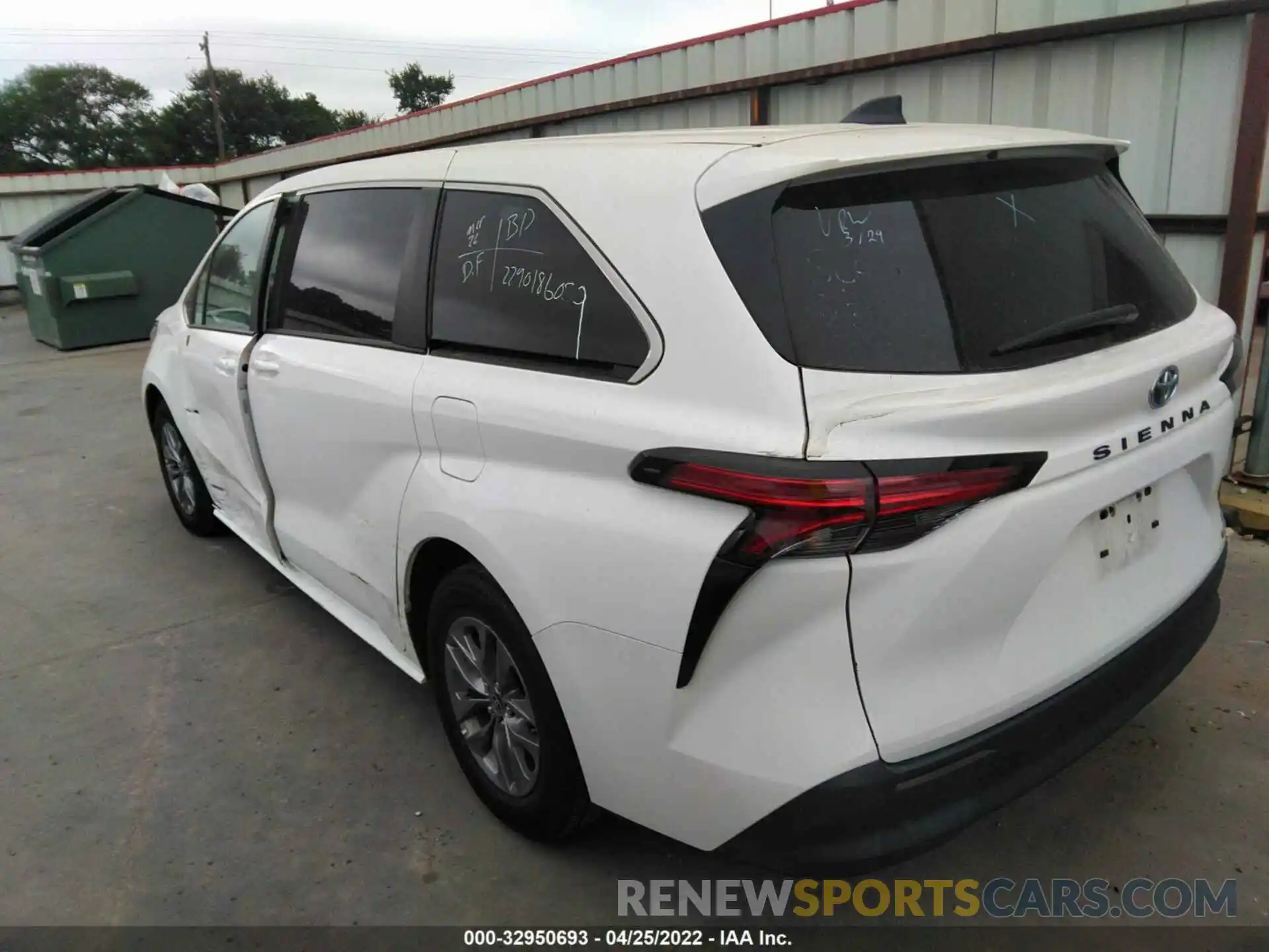 3 Photograph of a damaged car 5TDKRKEC6MS045444 TOYOTA SIENNA 2021