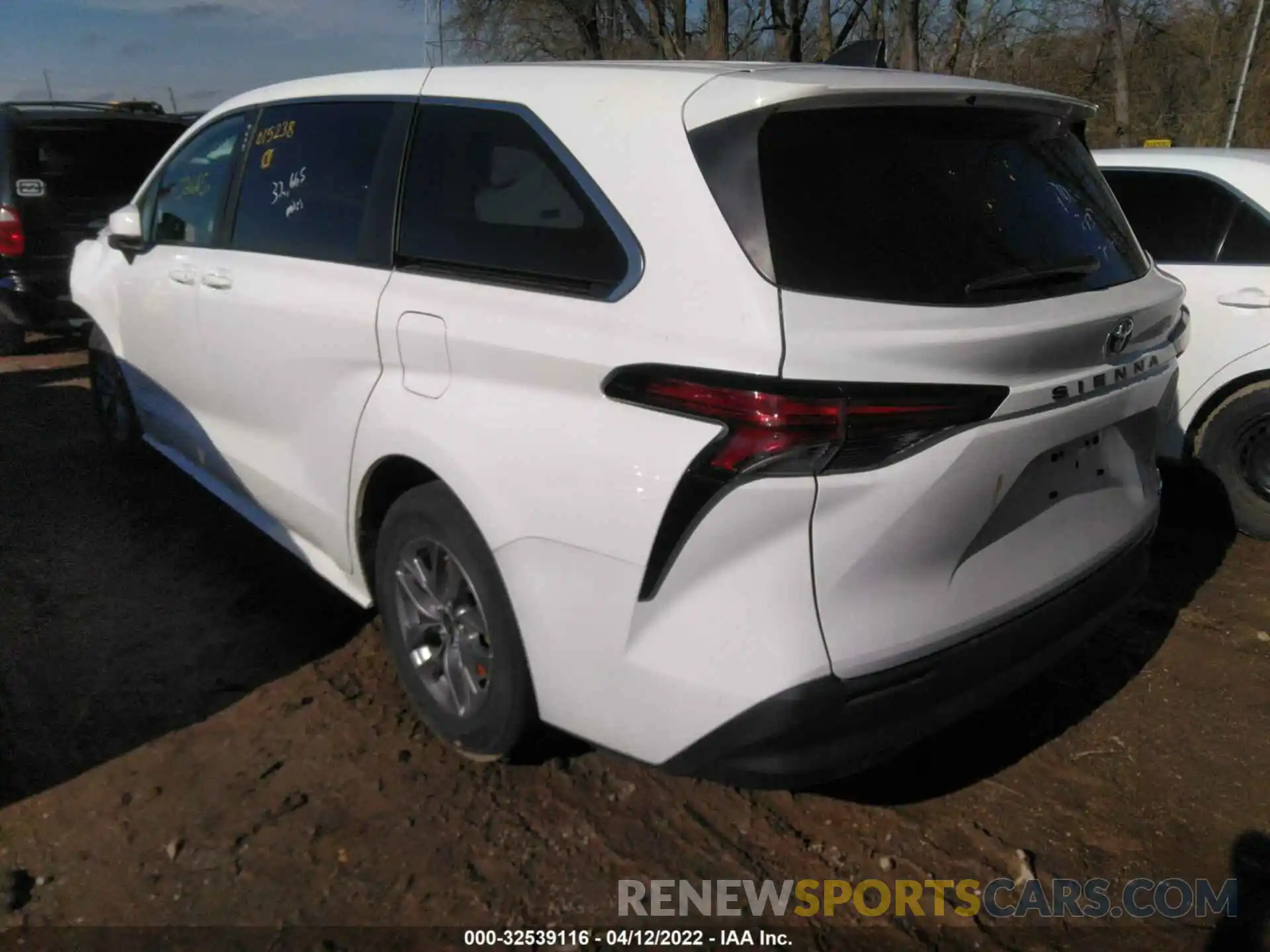 3 Photograph of a damaged car 5TDKRKEC7MS015238 TOYOTA SIENNA 2021