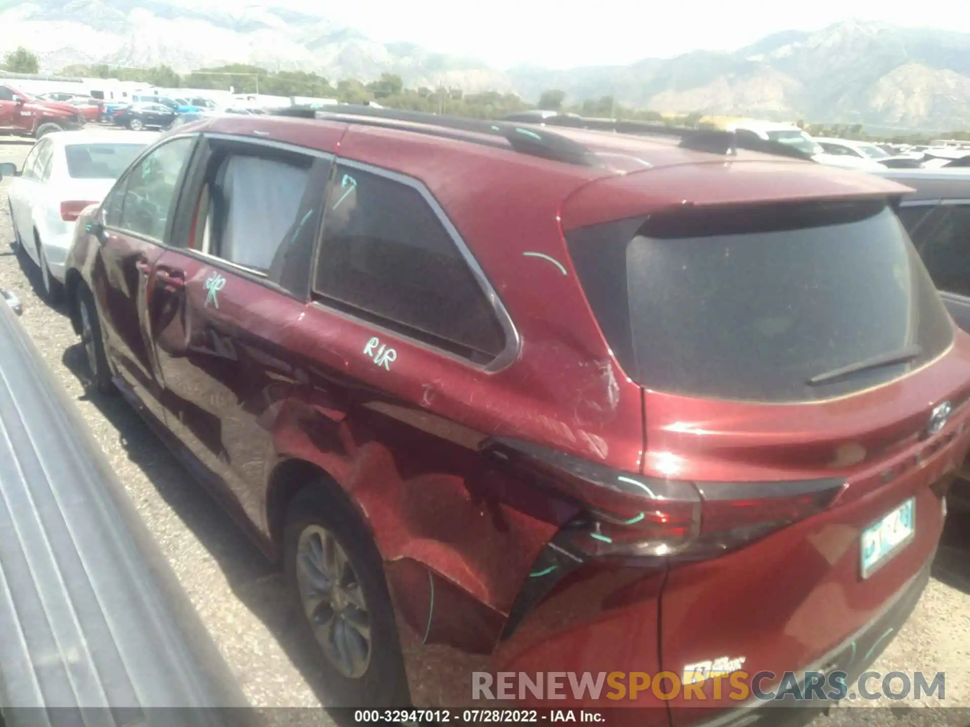 3 Photograph of a damaged car 5TDKRKEC8MS048748 TOYOTA SIENNA 2021