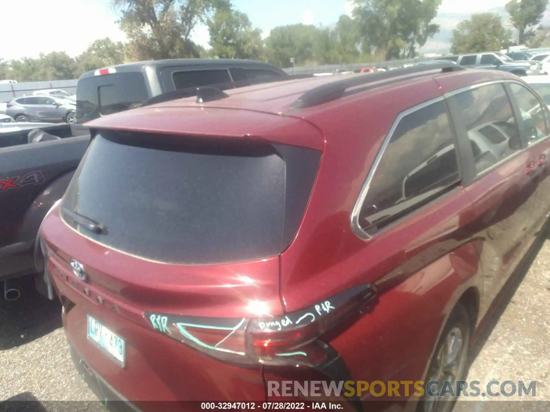 4 Photograph of a damaged car 5TDKRKEC8MS048748 TOYOTA SIENNA 2021