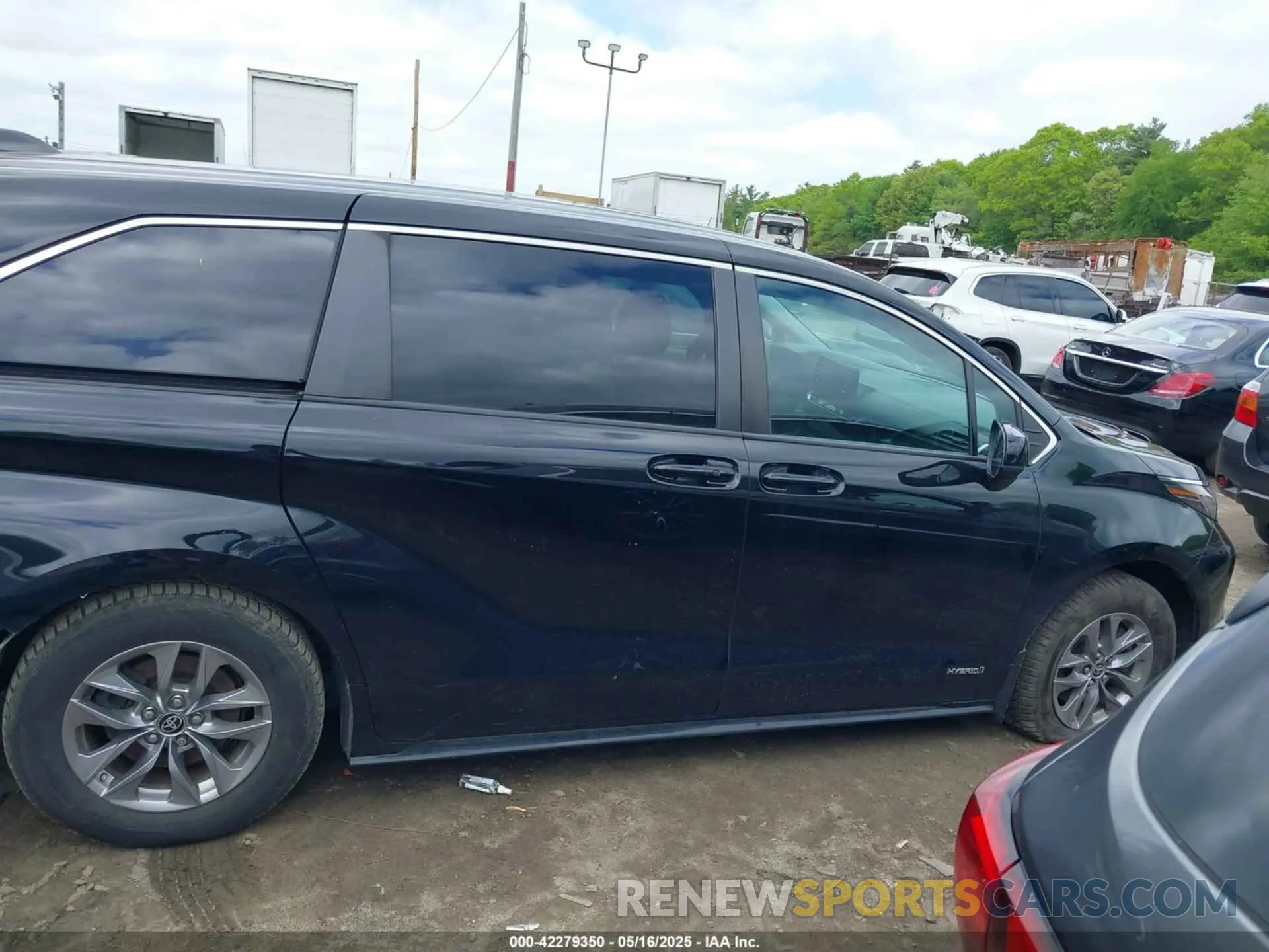 14 Photograph of a damaged car 5TDKRKEC9MS007710 TOYOTA SIENNA 2021