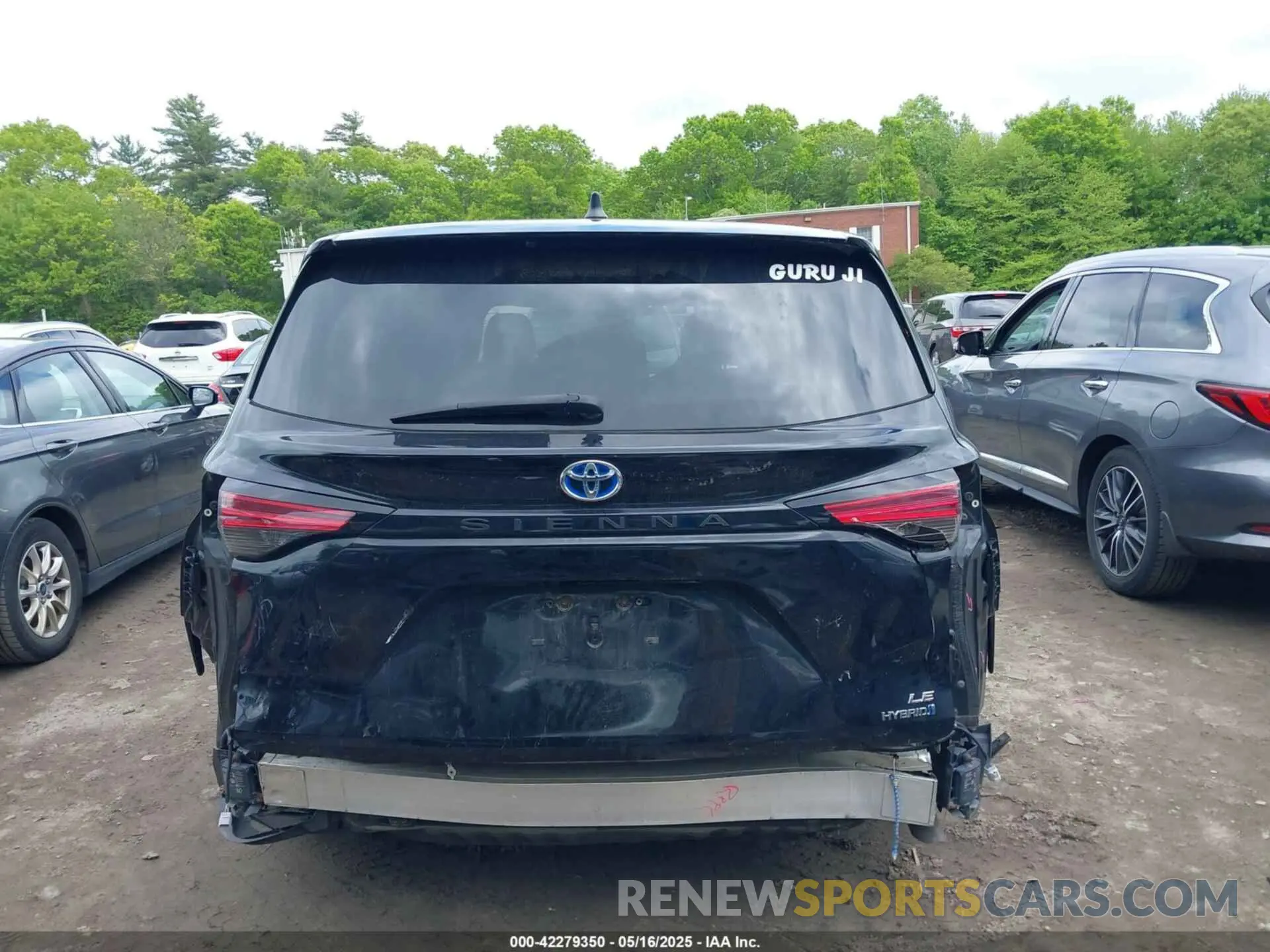 17 Photograph of a damaged car 5TDKRKEC9MS007710 TOYOTA SIENNA 2021