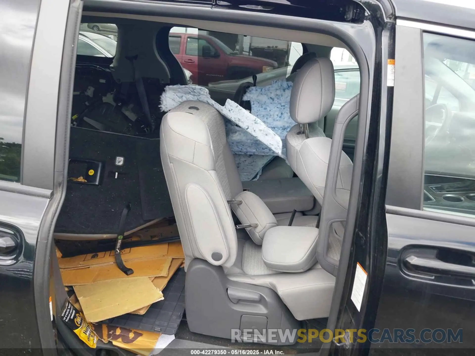 8 Photograph of a damaged car 5TDKRKEC9MS007710 TOYOTA SIENNA 2021