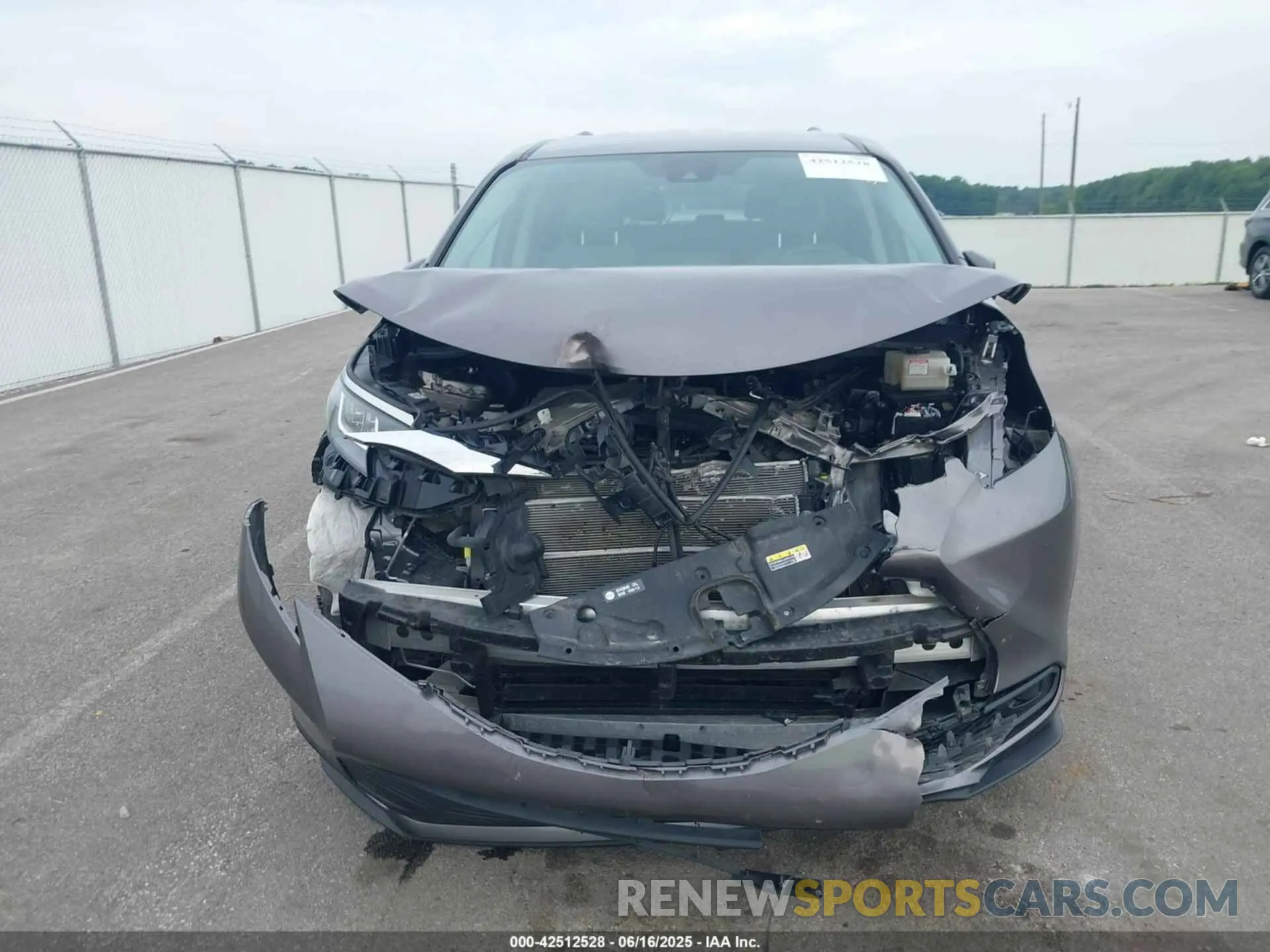 12 Photograph of a damaged car 5TDKRKEC9MS063162 TOYOTA SIENNA 2021