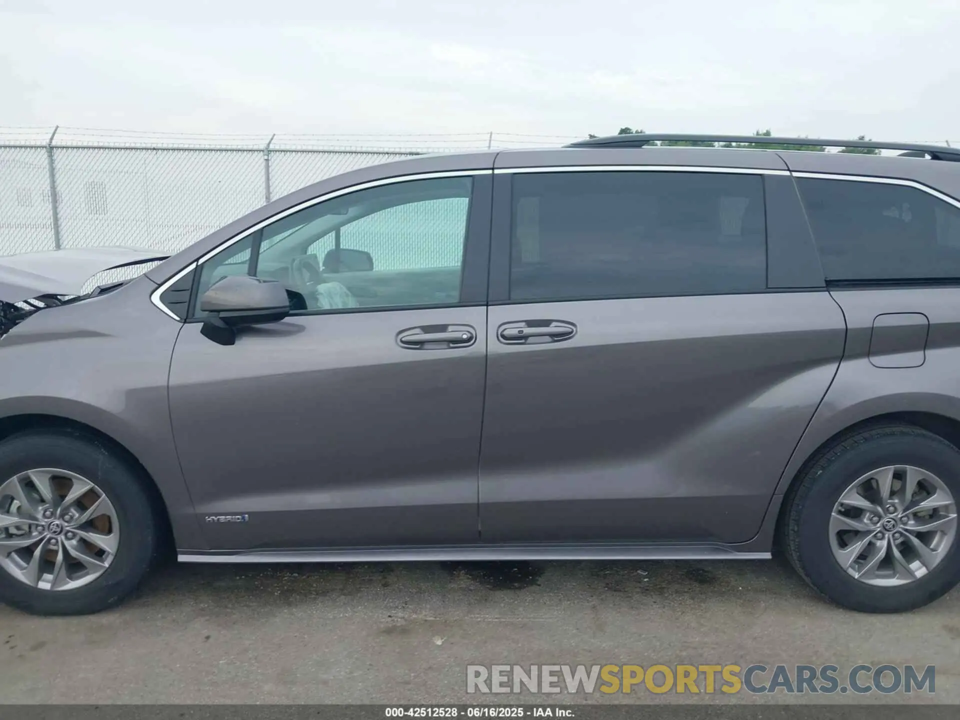 14 Photograph of a damaged car 5TDKRKEC9MS063162 TOYOTA SIENNA 2021