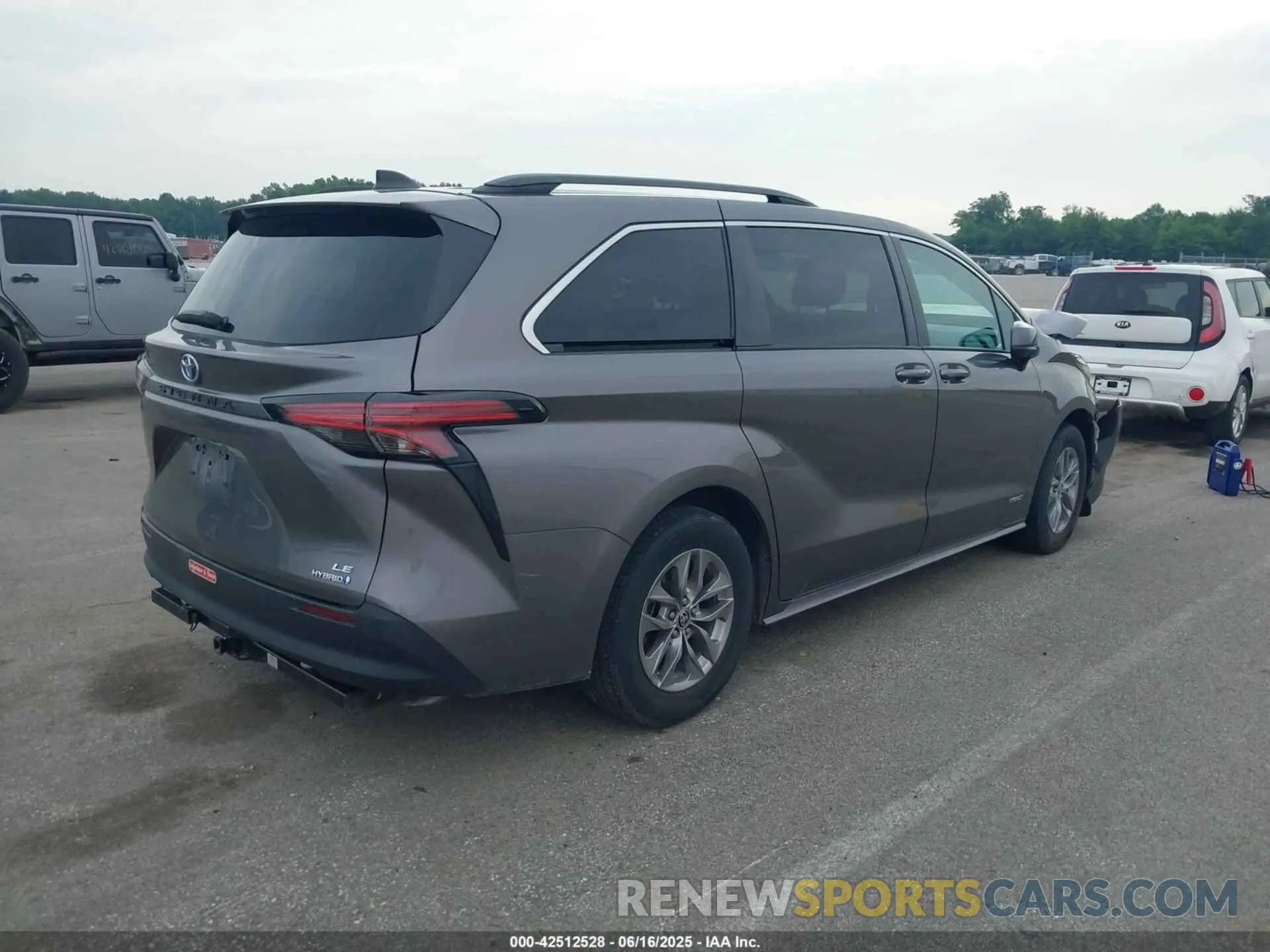 4 Photograph of a damaged car 5TDKRKEC9MS063162 TOYOTA SIENNA 2021