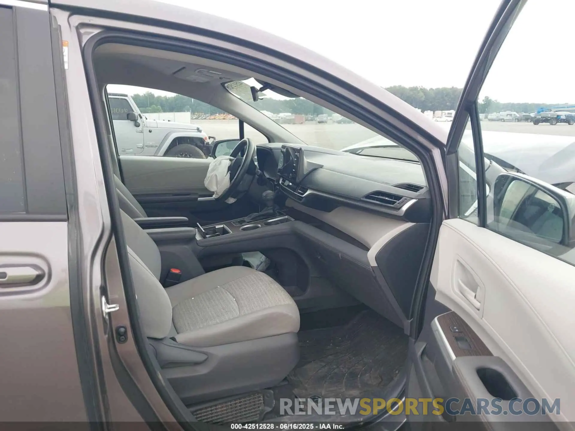 5 Photograph of a damaged car 5TDKRKEC9MS063162 TOYOTA SIENNA 2021