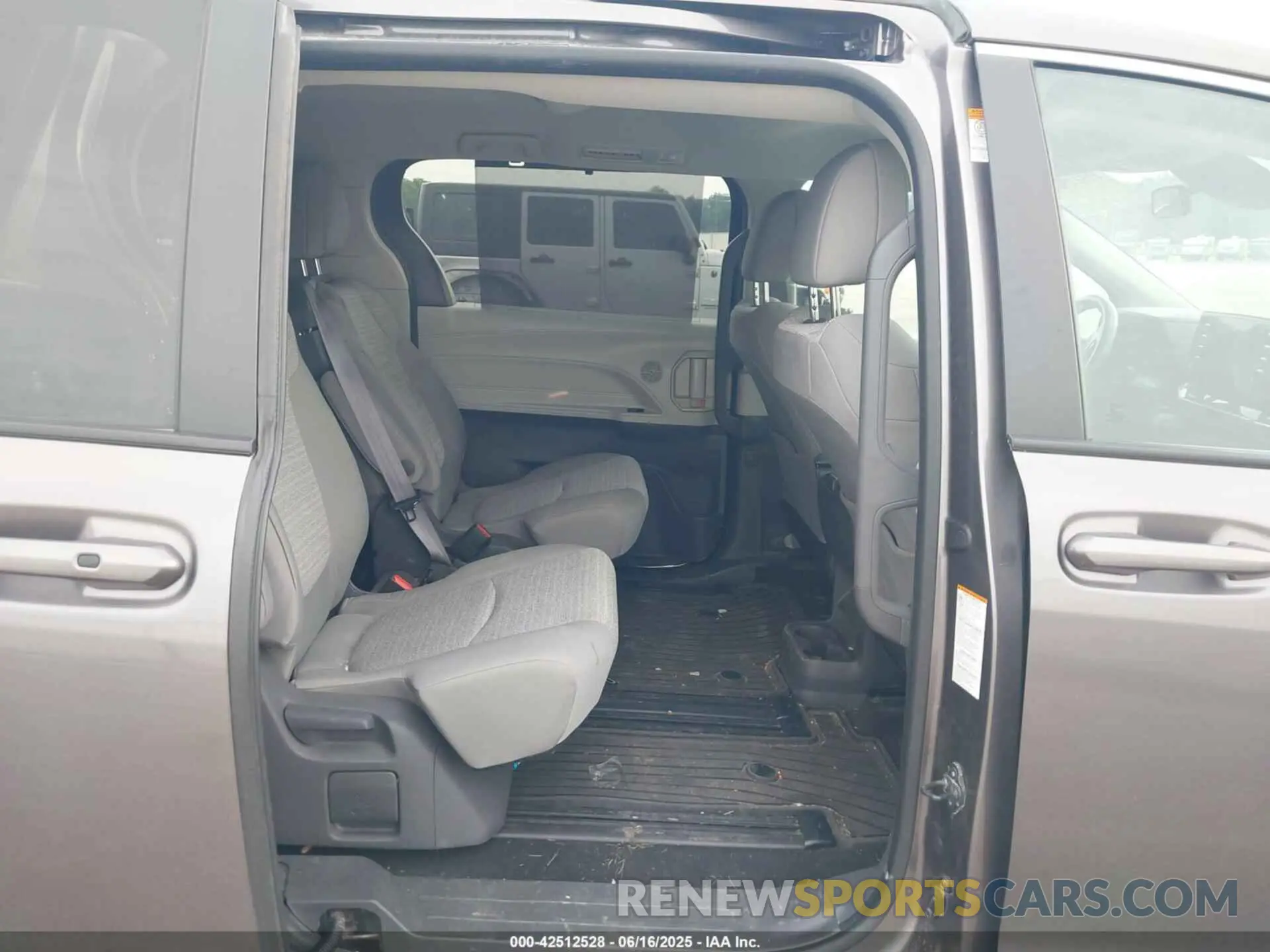 8 Photograph of a damaged car 5TDKRKEC9MS063162 TOYOTA SIENNA 2021