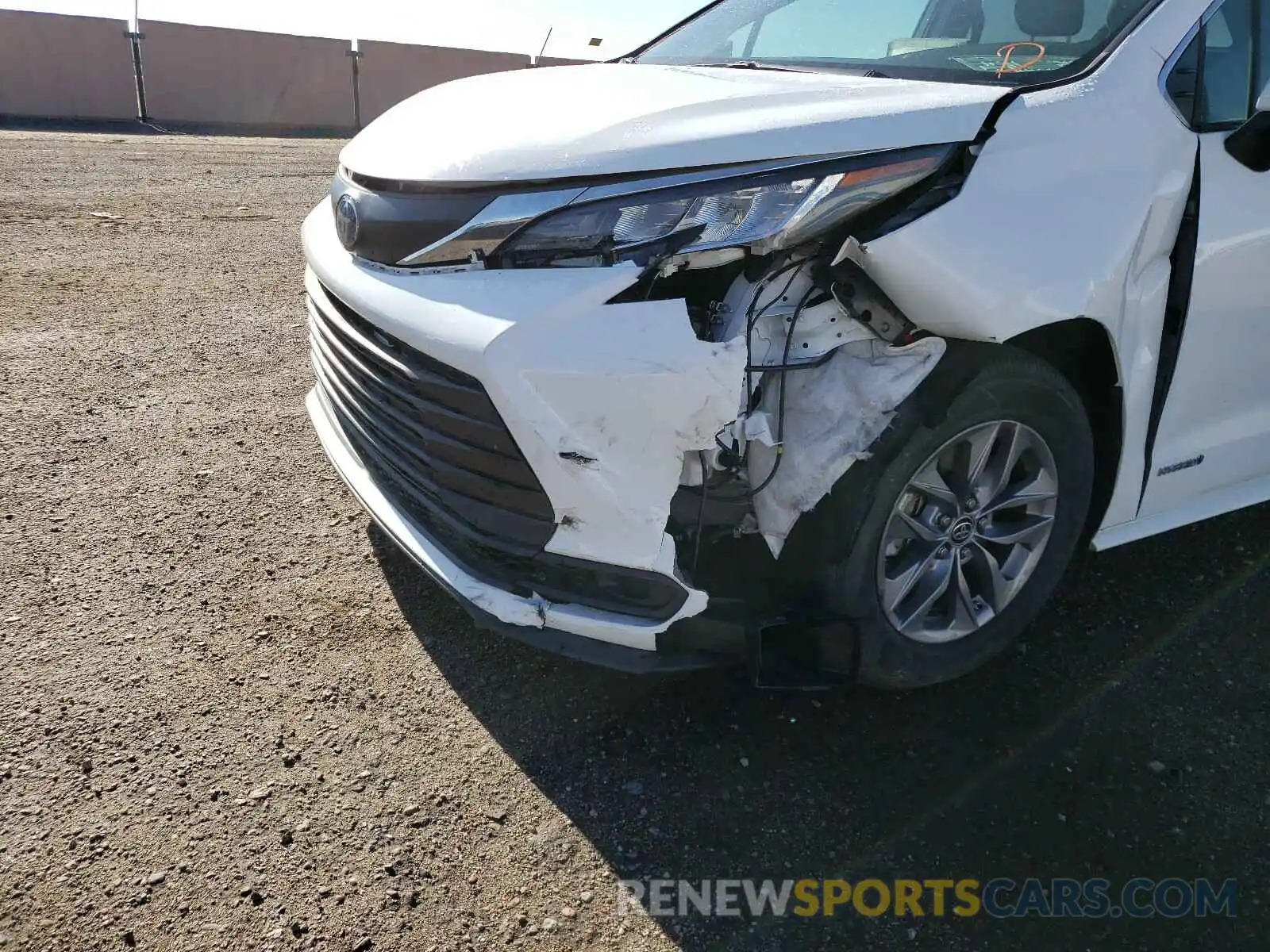 9 Photograph of a damaged car 5TDKRKECXMS015623 TOYOTA SIENNA 2021