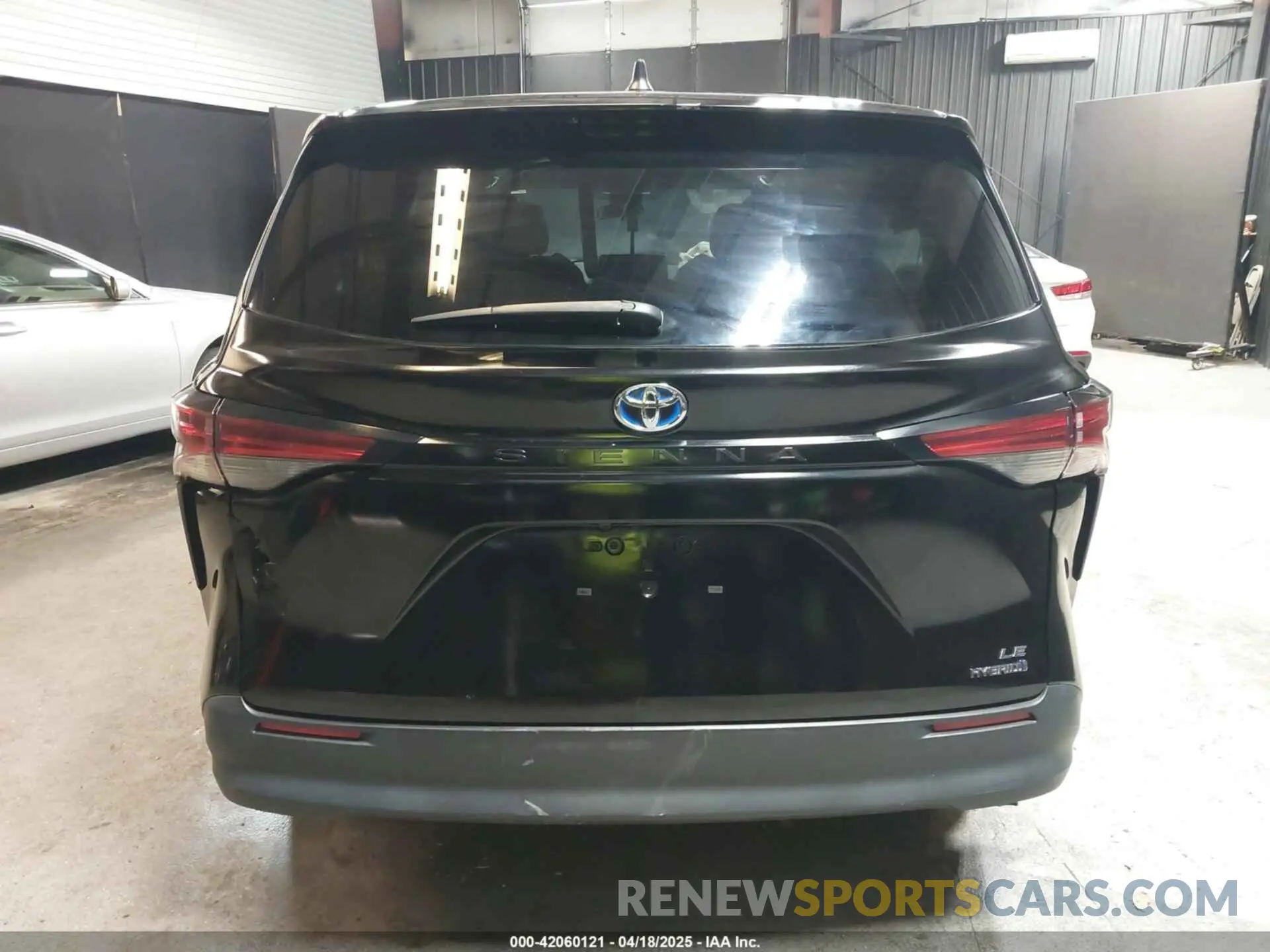 17 Photograph of a damaged car 5TDKRKECXMS027593 TOYOTA SIENNA 2021
